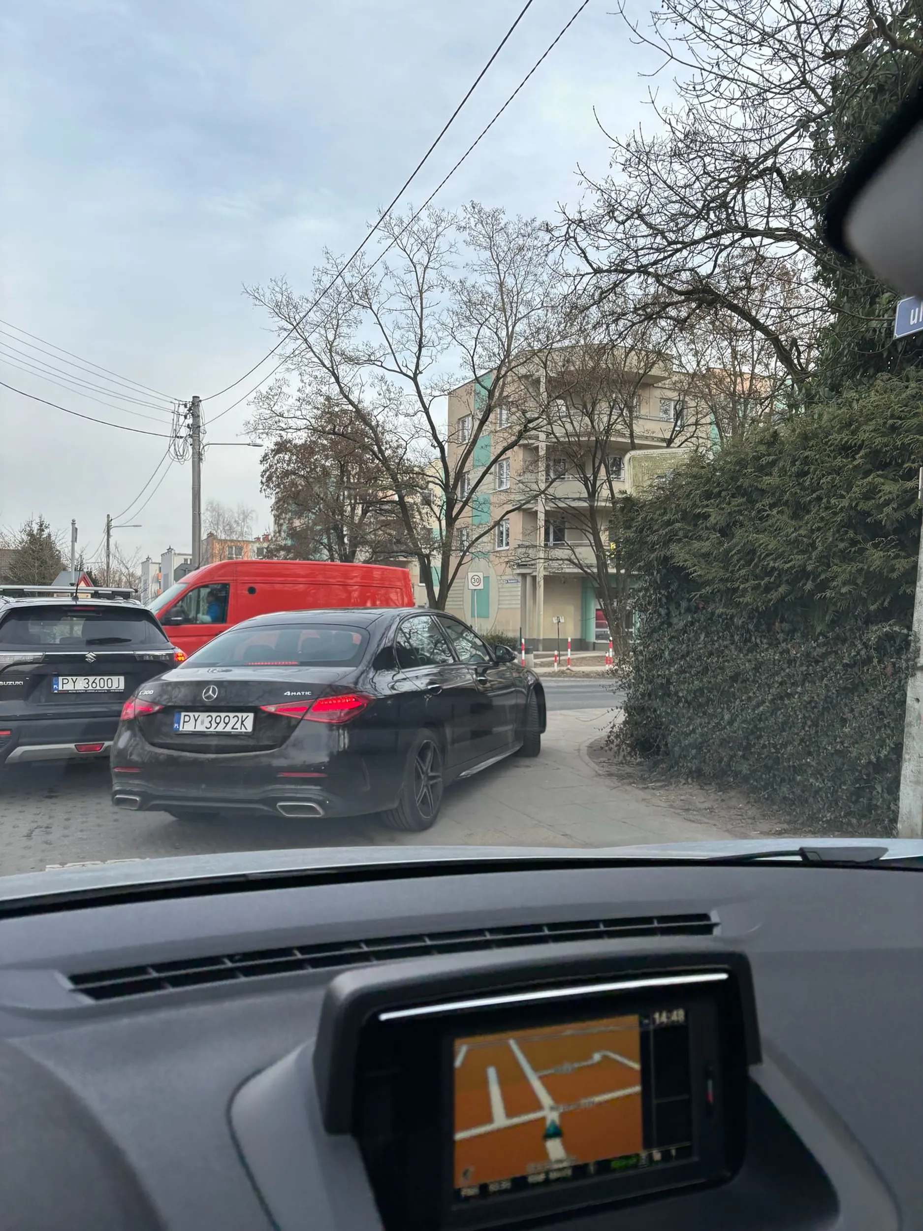 Kmiot jeździ po przejściu dla pieszych i chodniku