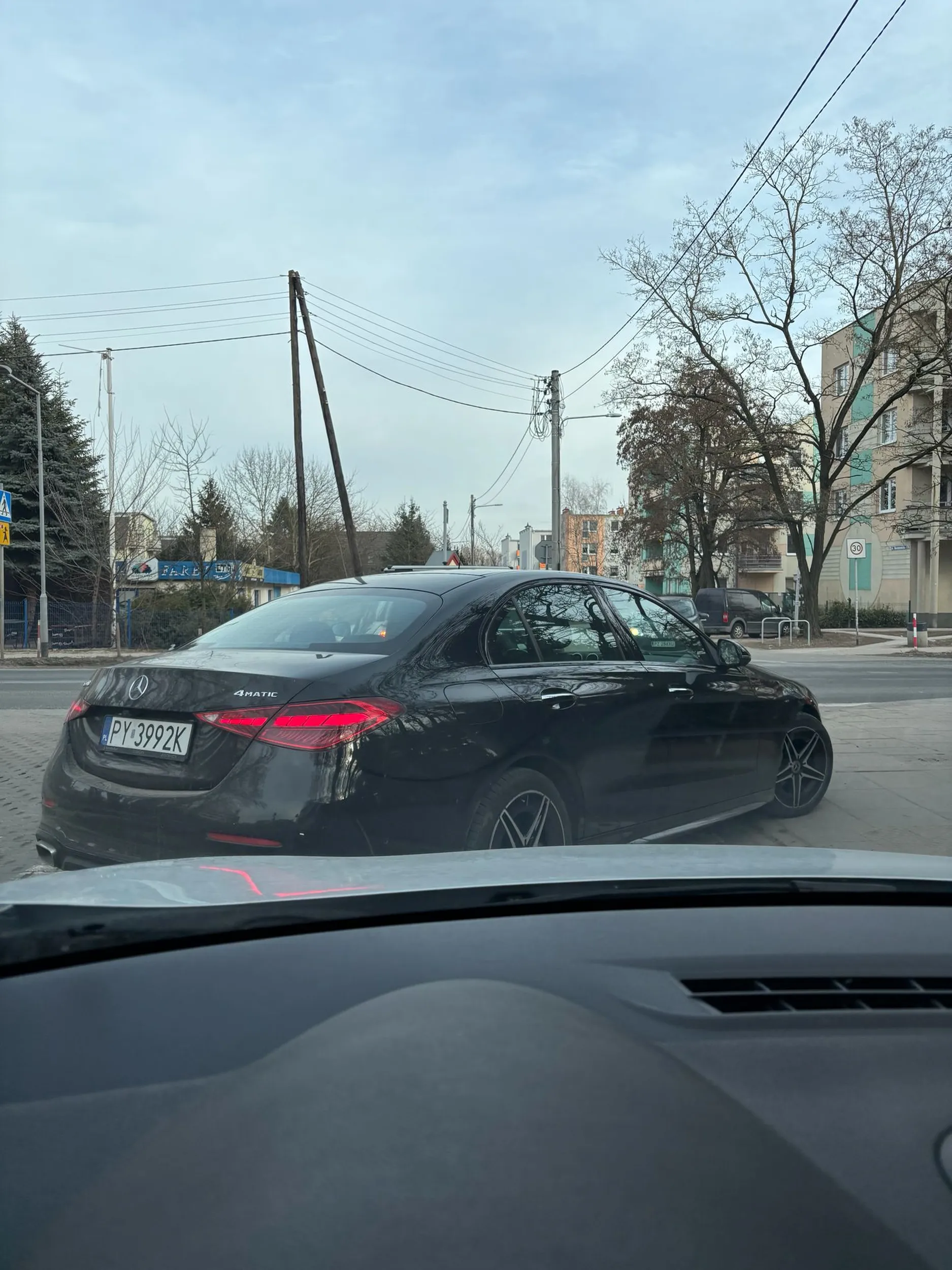 Kmiot jeździ po przejściu dla pieszych i chodniku