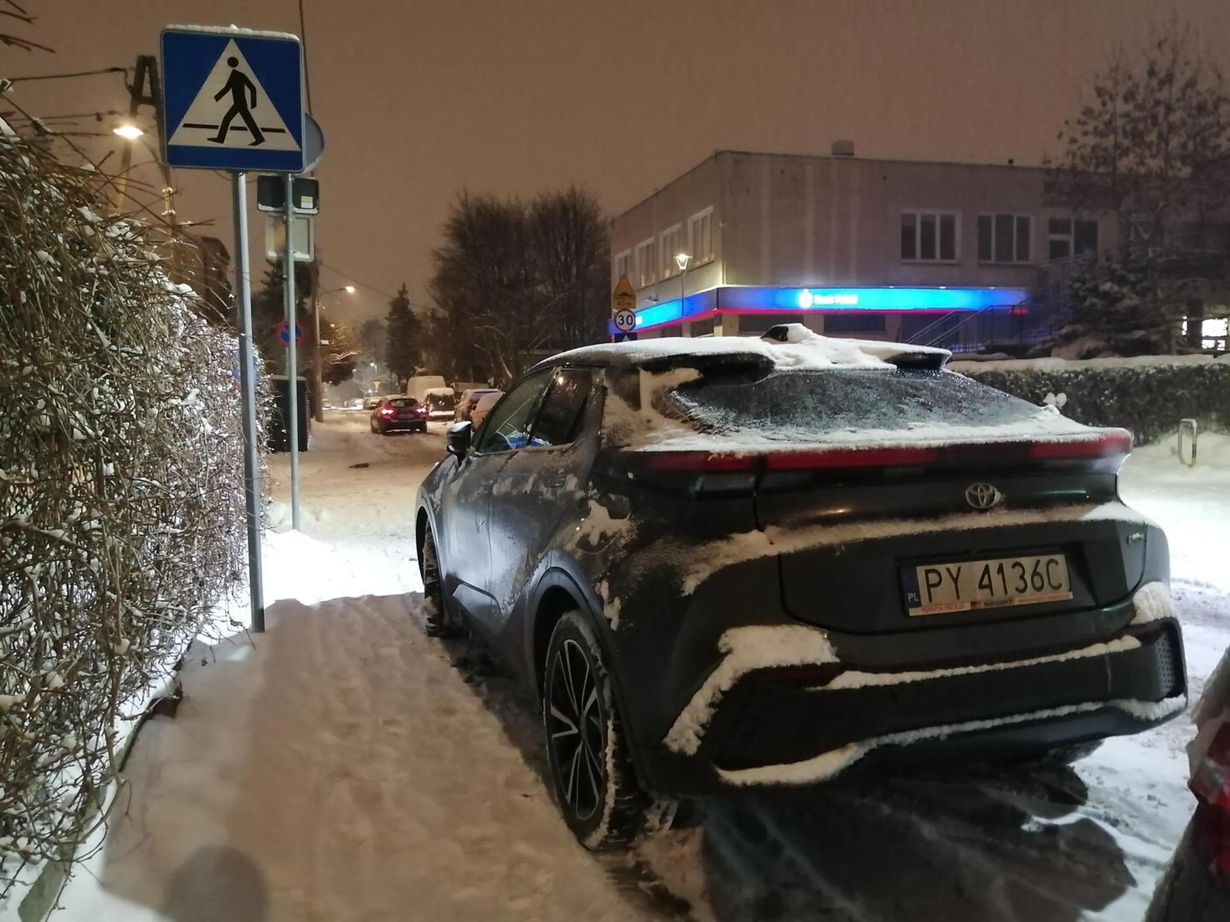 Warszawa, ul. Plutonu Torpedy. Parkowanie na przejściu dla pieszych