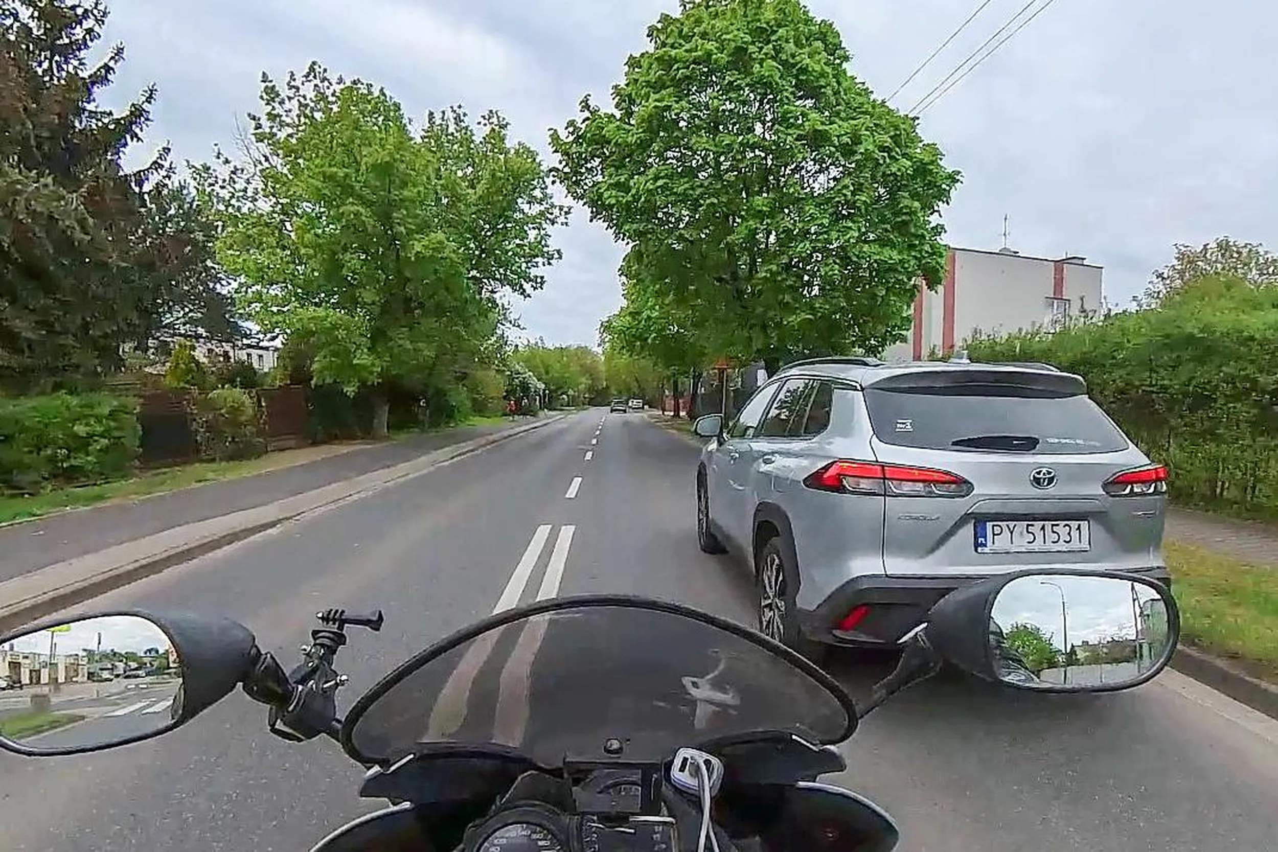 Uprzejmy kierowca względem motocyklistów - patrzy w lusterka, obserwuje drogę i robi miejsce, żeby się nam jechało sprawnie i bezpiecznie. Dziękuję i LwG!