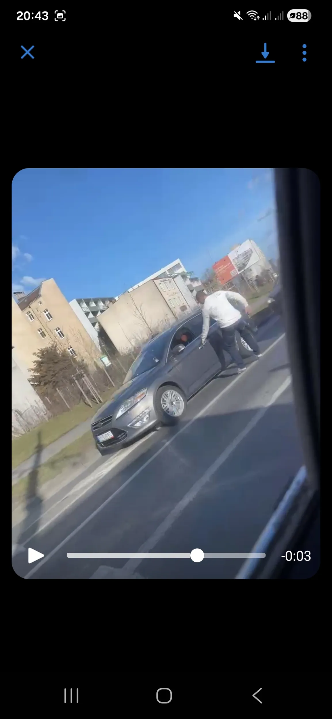 Frustrat z małym fiutem rzuca się z łapami na światłach na ul. Hetmańskiej w Poznaniu.