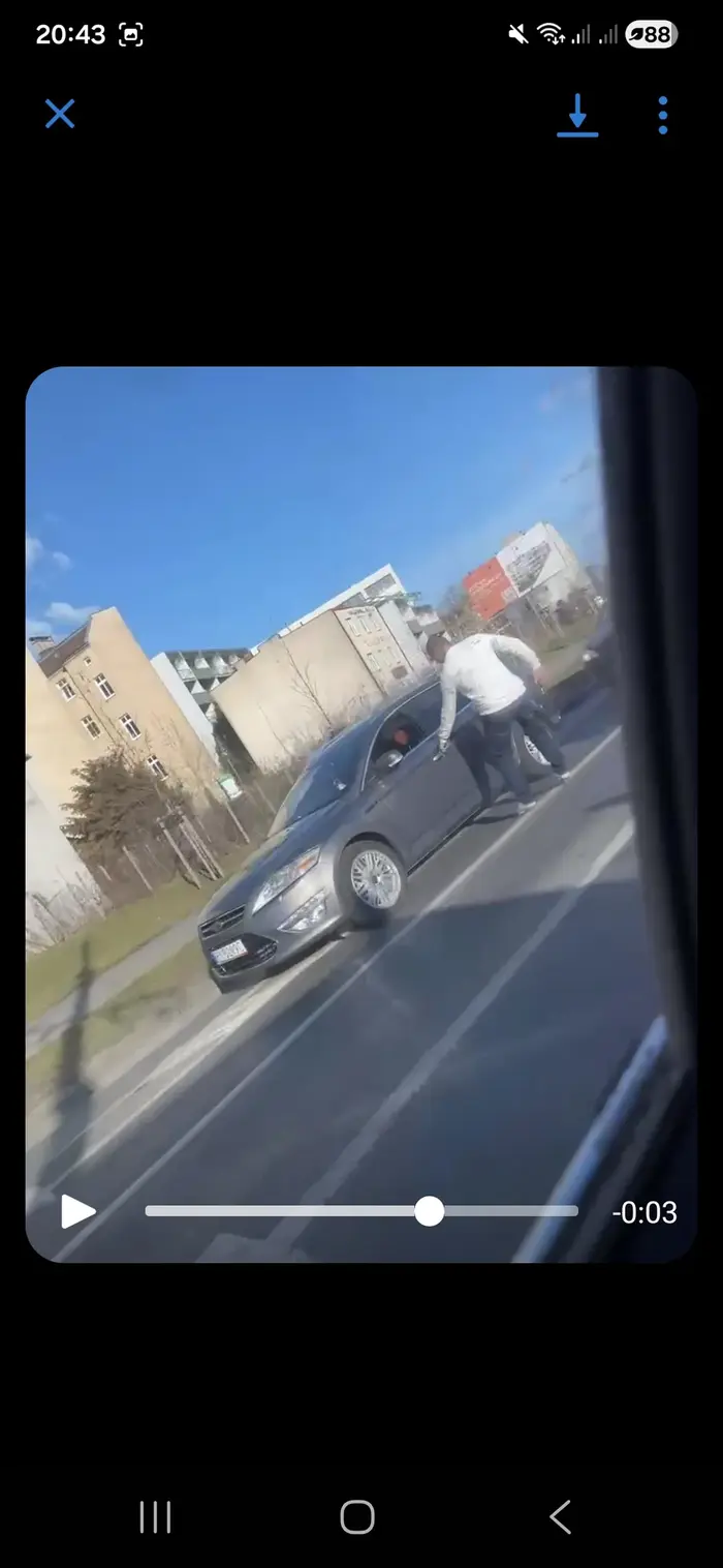 Frustrat z małym fiutem rzuca się z łapami na światłach na ul. Hetmańskiej w Poznaniu.