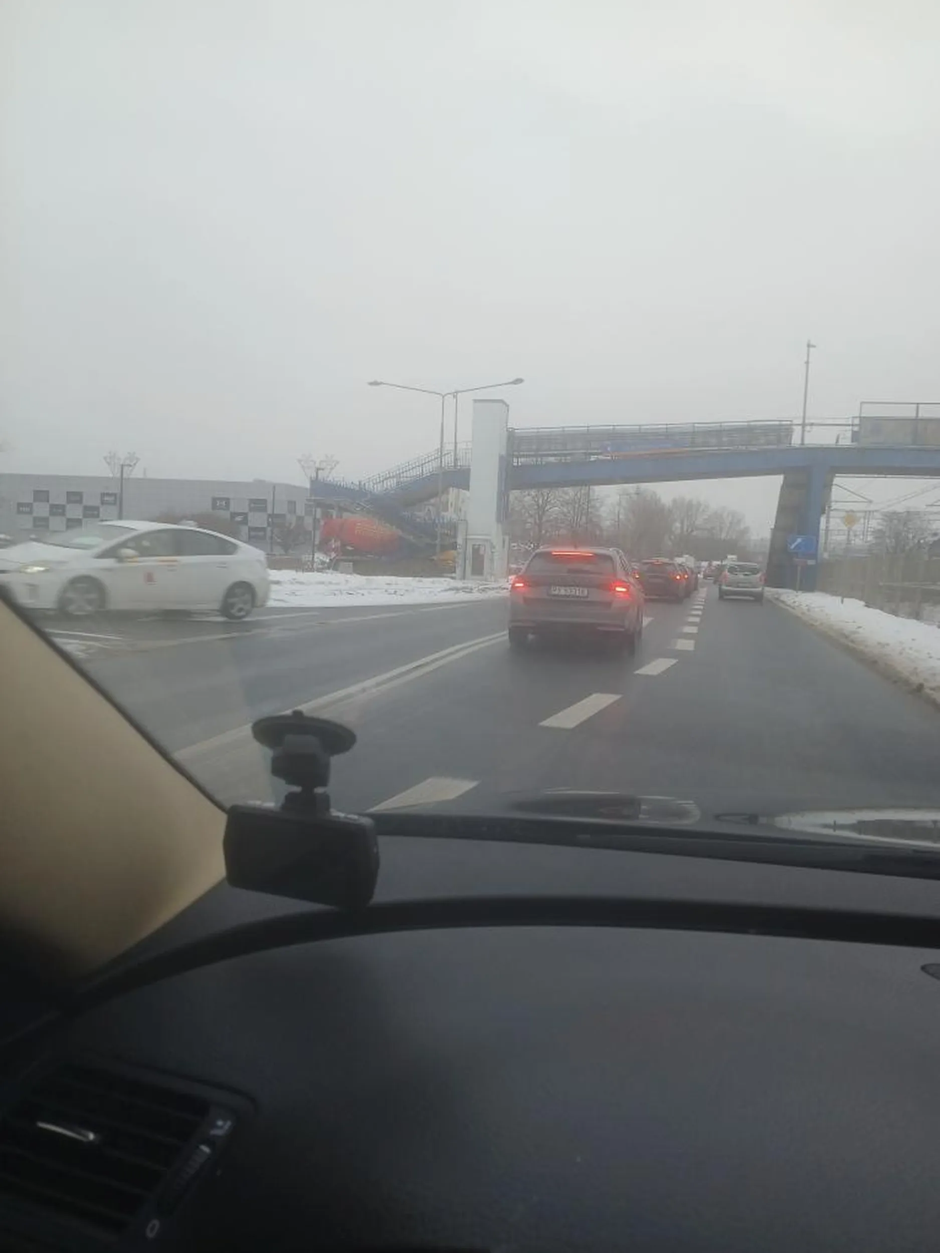 04/02/2026 ROKU,GODZINA 14:25 WARSZAWA URSUS UL.TRAKTORZYSTÓW W STRONĘ FACTORY KIERUJĄCY SKADĄ MEŻCZYZNA JECHAŁ BARDZO SZYBKO W TERENIE ZABUDOWANYM I NIE USTĄPIŁ PIERSZEŃSTWA PIESZEMU NA OZNKOWANYM PRZEJSCIU DLA PIESZYCH(MAŁEMU DZIECKU-DZIWECZYNCE)NA WYSOKOŚCI DWORCA PKP-URSUS DZIECKI MUSIAŁO UCIEKAĆ Z PRZEJŚCIA PRZED ROZPĘDZONYM POJAZDEM,CZYNEM TYM SPOWODOWAŁ ZAGROZENIE BAZPIECZEŃSTWA W RUCHU DROGOWYM ART 86 KW:Nieużywanie kierunkowskazów przy zmianie pasa ruchu jest w Polsce wykroczeniem, zagrożonym mandatem w wysokości 200 zł oraz dopisaniem 2 punktów karnych Motoryzacja Interia. Przepisy (art. 22 ust. 5 Prawa o ruchu drogowym) nakazują "zawczasu i wyraźnie" sygnalizować zamiar zmiany pasa, włączając kierunkowskaz przed rozpoczęciem manewru i wyłączając go niezwłocznie po jego zakończeniu Gov.pl. Kluczowe informacje: Obowiązek: Sygnalizowanie jest obowiązkowe zawsze, nawet gdy zmiana pasa wynika z ukształtowania drogi lub pasa do skrętu otomoto.pl. Czas sygnalizacji: Kierunkowskaz p