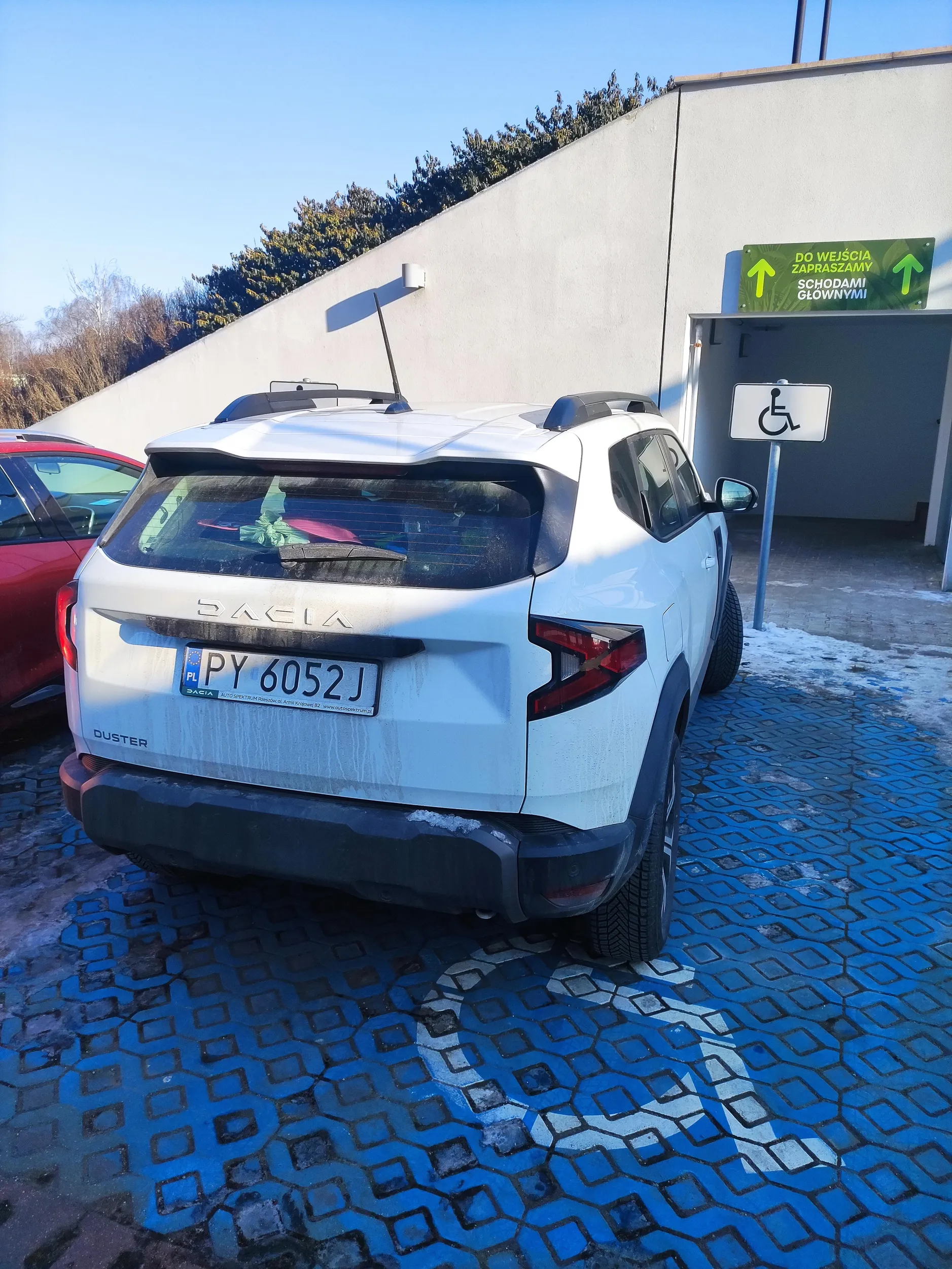Parkujesz na miejscu do niepełnosprawnych? A gdzie karta parkingowa? Zaoszczędziłeś kilka złotych na parkingu pod Termami Maltańskimi. Cwaniactwo level ekspert. Gratulacje ?