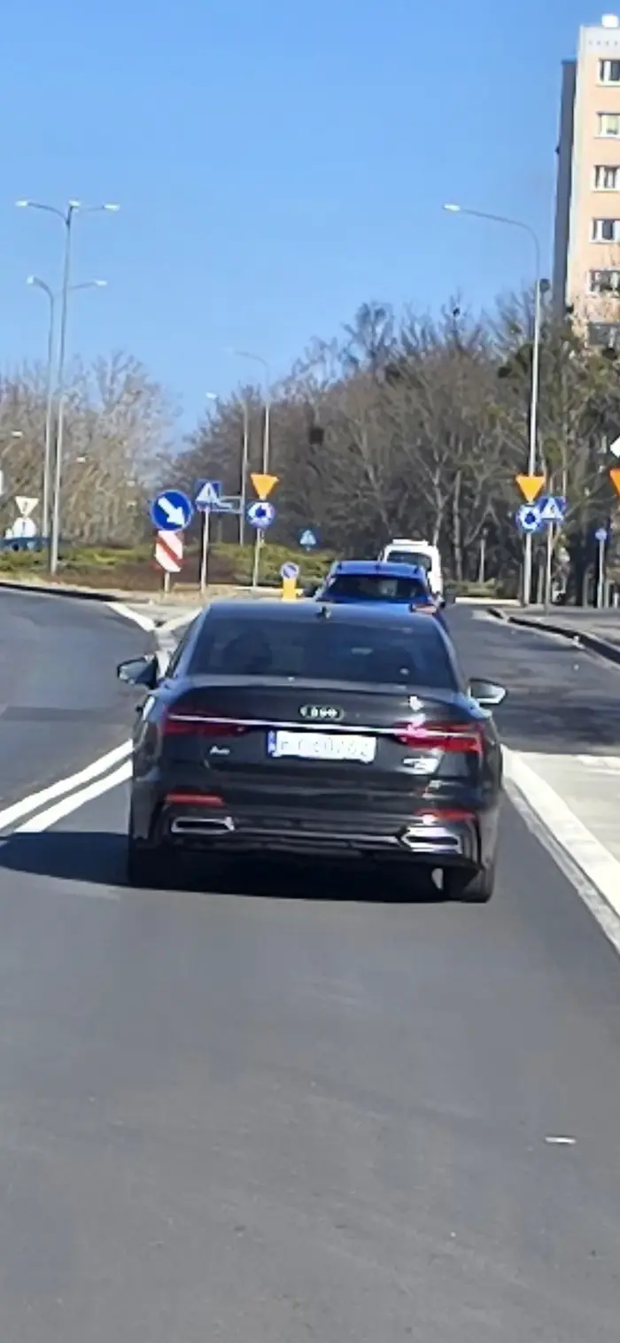 Ciemniejsze okularki lub fotel opuść niżej, Drogi Kierowco, to może zauważysz pieszych na pasach w końcu ;)