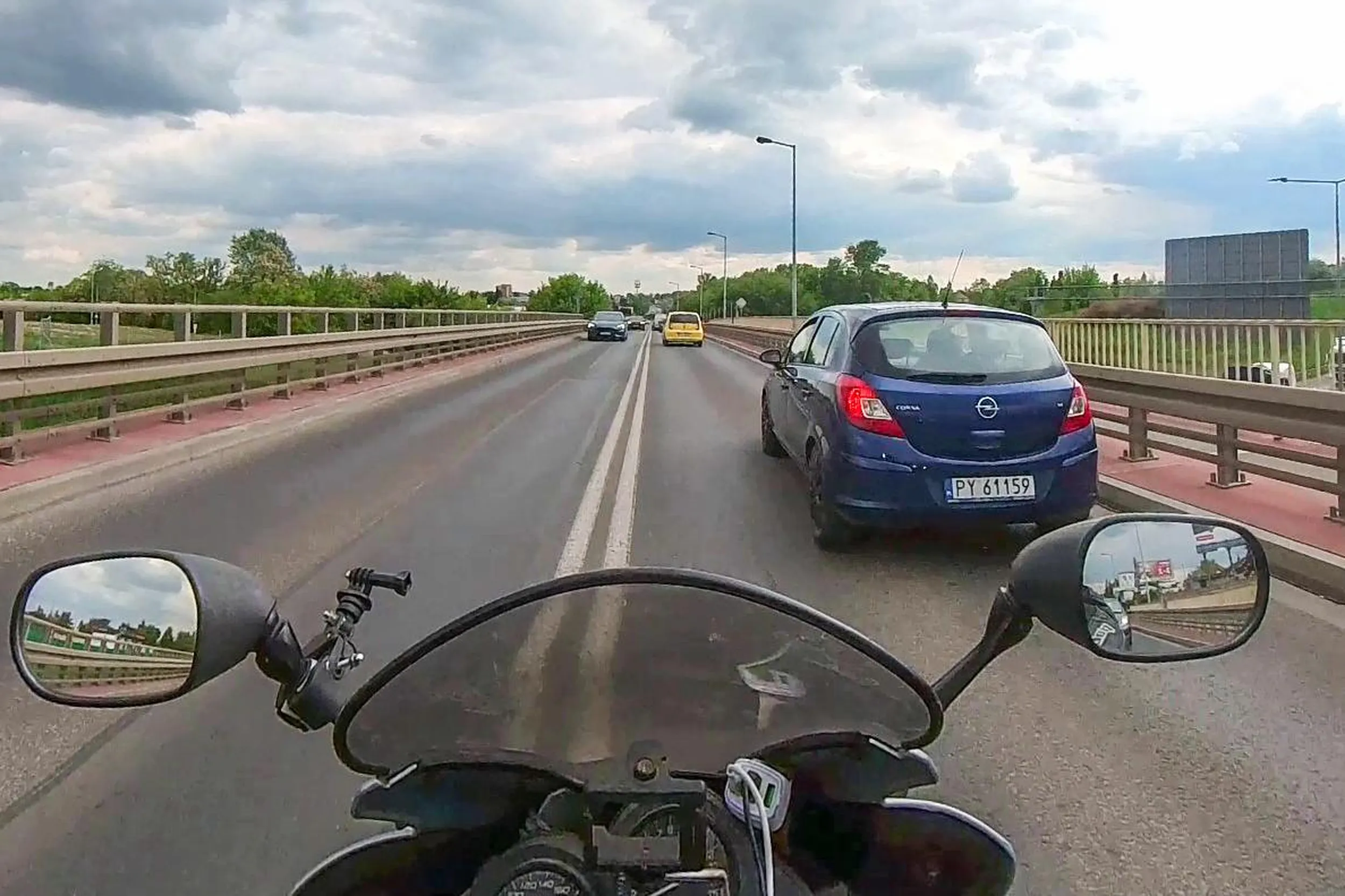 Bardzo uprzejmy kierowca względem motocyklistów - patrzy w lusterka, obserwuje drogę i robi miejsce na drodze, żeby się nam jechało sprawnie i bezpiecznie. Dziękuję i LwG!