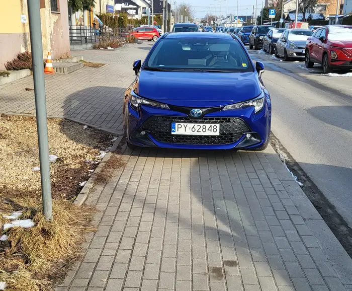 Parkowanie na chodniku w Pszczynie.