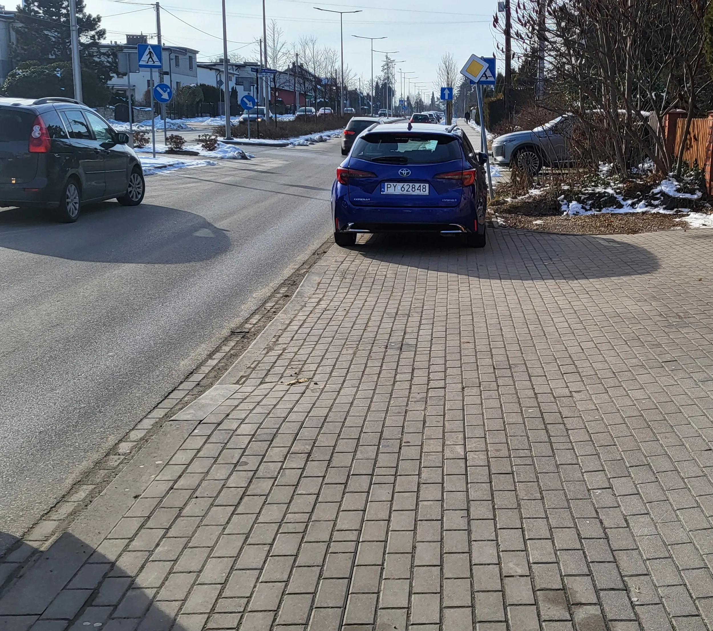 Parkowanie na chodniku w Pszczynie.