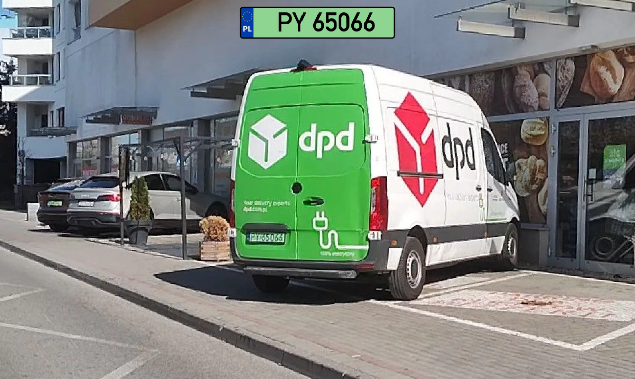 Plug in the wall. Te Merce są tak oszczędne, że od razu wtyczka ... bez kabla. Takie cudo. DPD