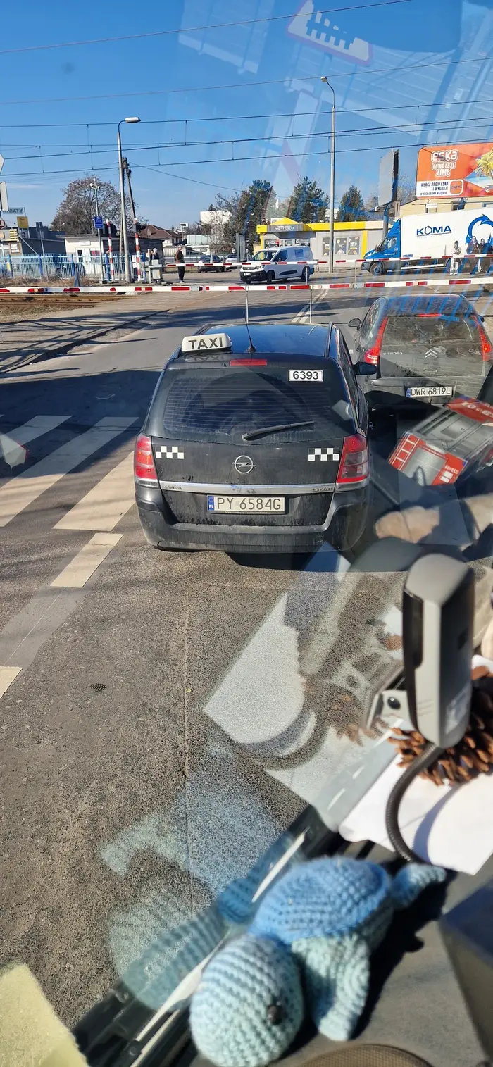 Psychol taksówkarz wyprzedza na przejściu dla pieszych mało co ludzi nie rozjechał. Byle tylko być bliżej pod szlabanem