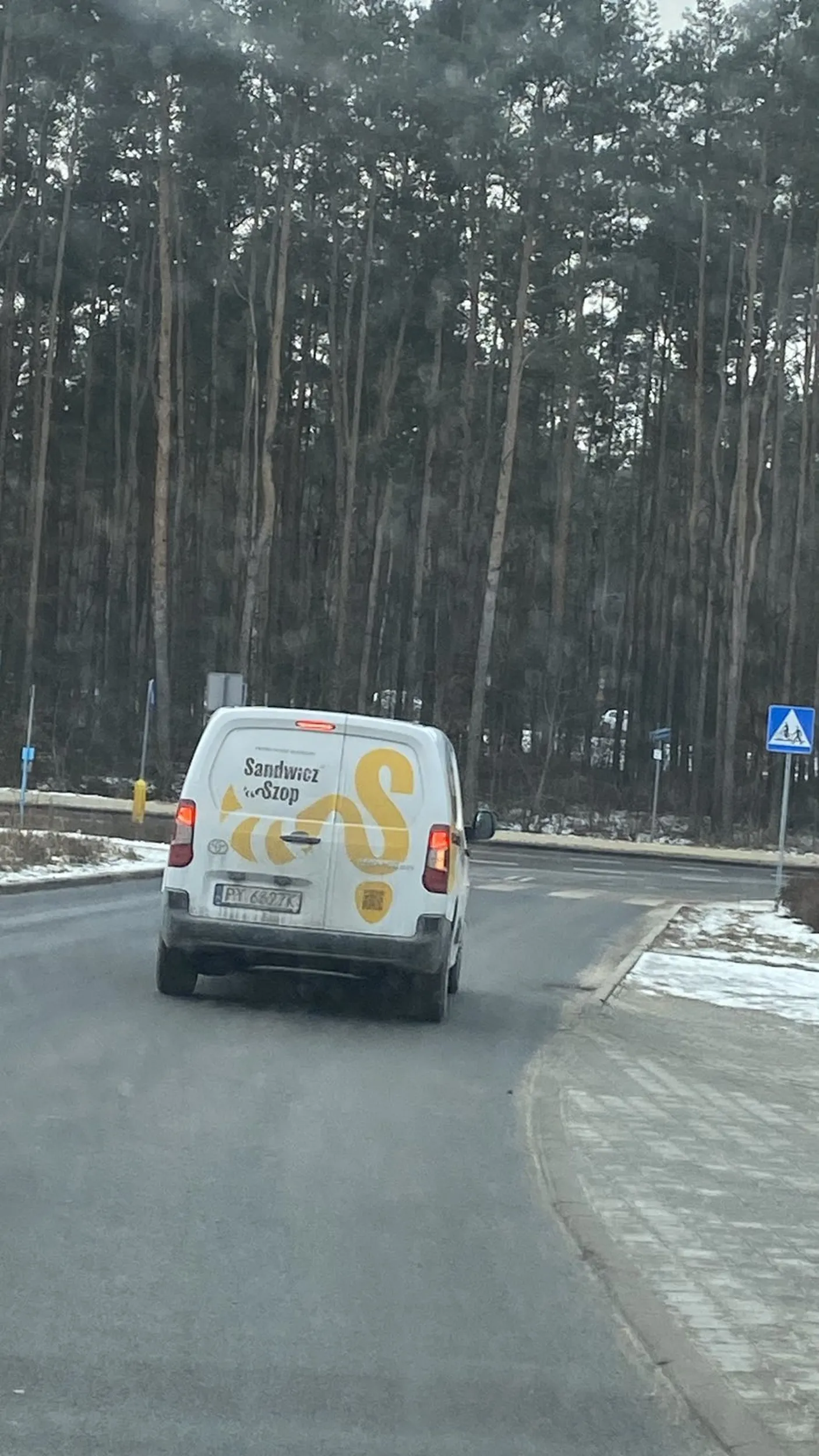 Wymusza Szmaciarz, nie patrzy.