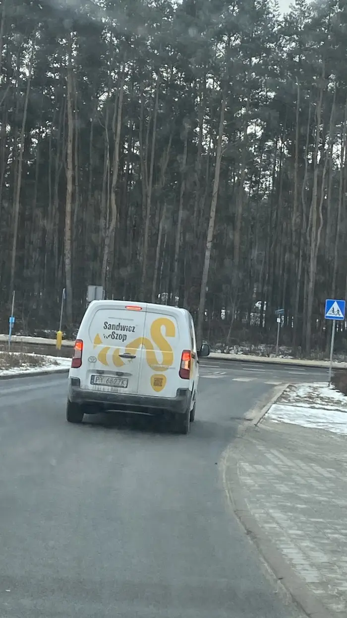 Wymusza Szmaciarz, nie patrzy.