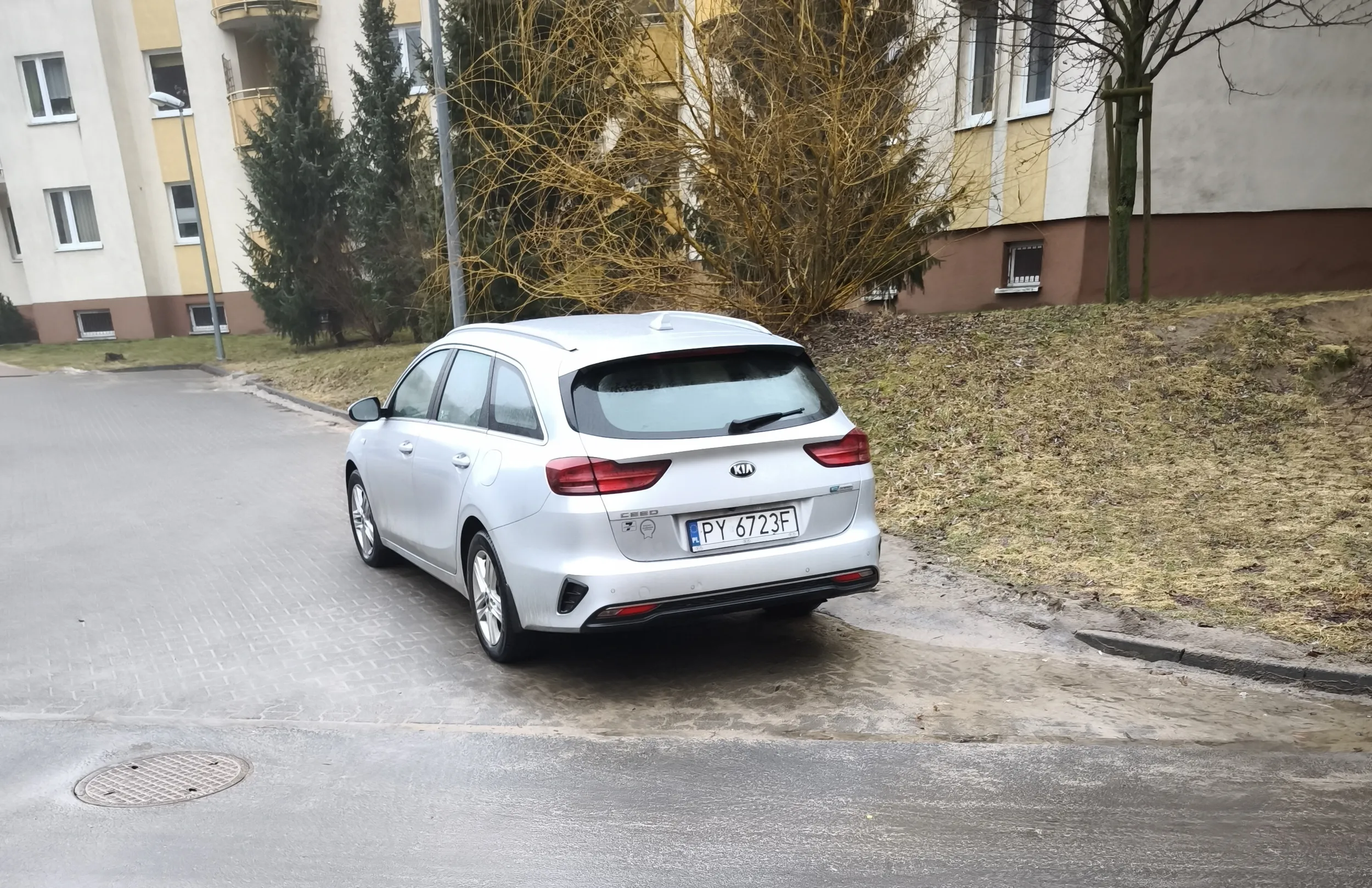 Notorycznie blokuje przejazd