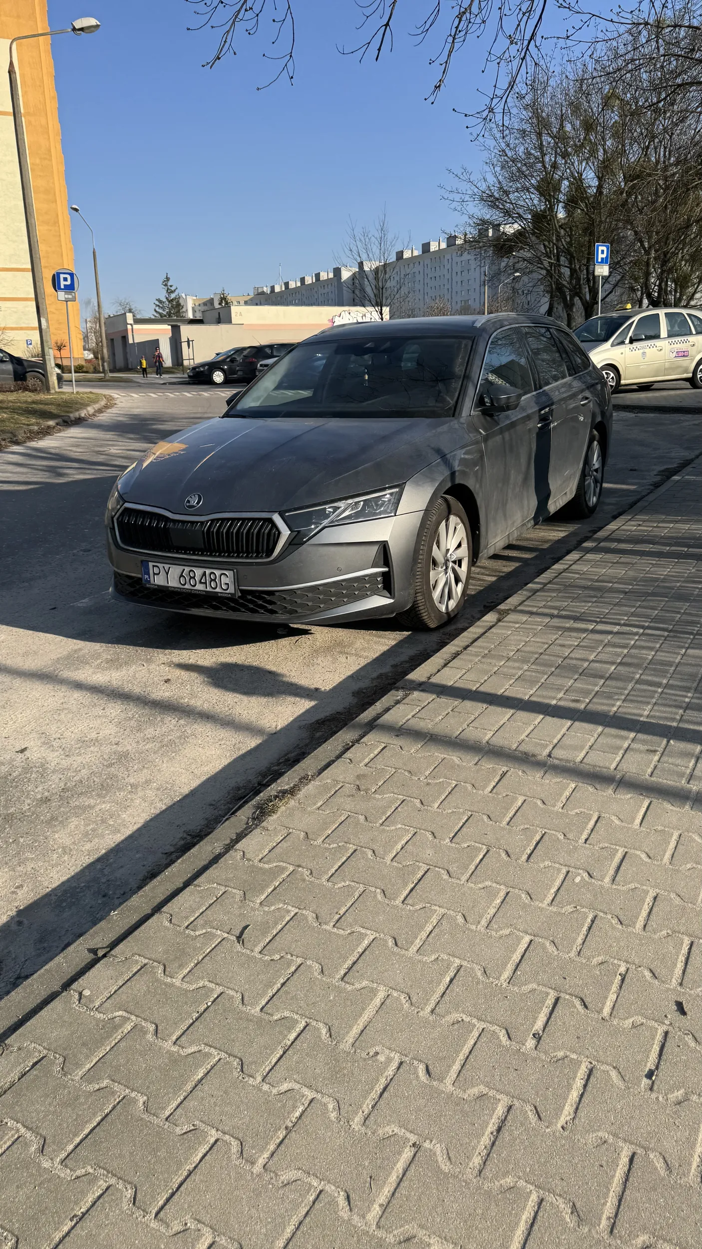 Piękny cotygodniowy wjazd pod zakaz wjazdu ?chociaż parkowanie blisko krawężnika