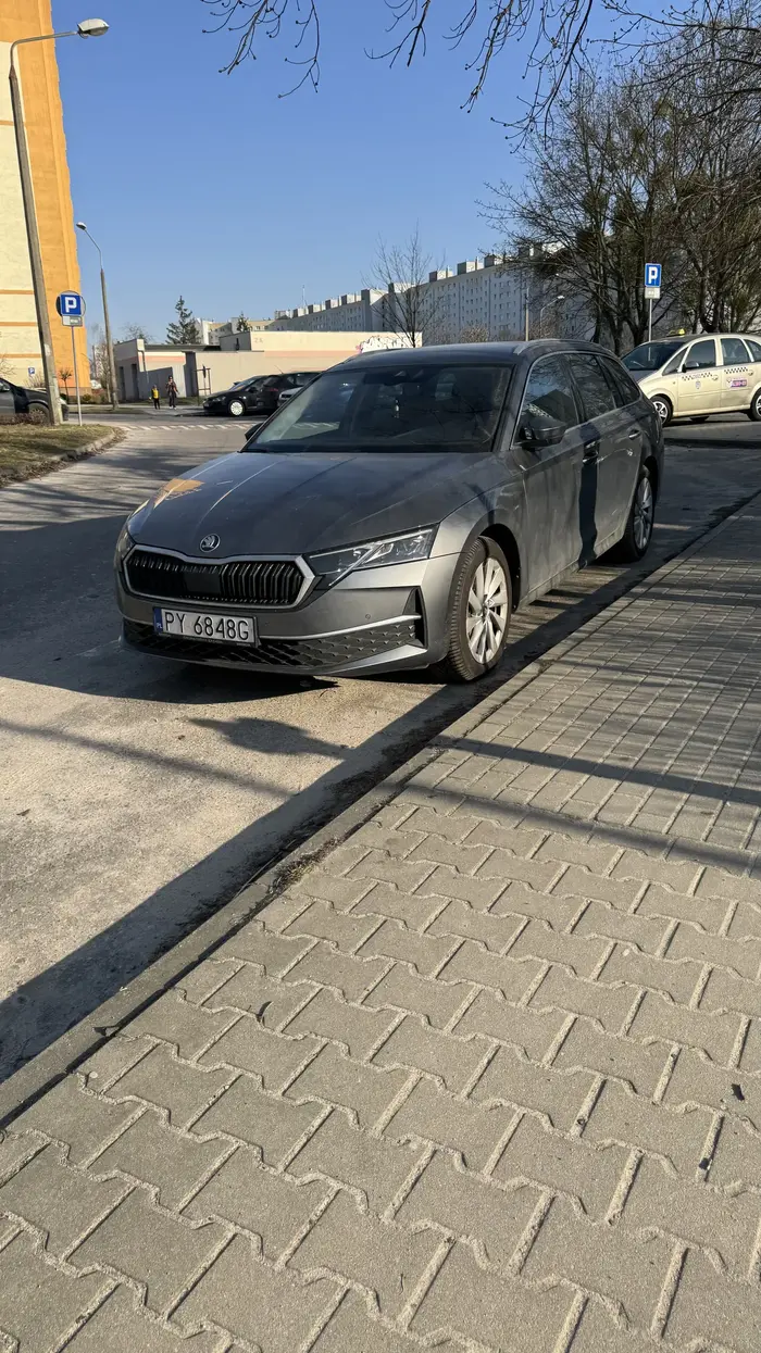 Piękny cotygodniowy wjazd pod zakaz wjazdu ?chociaż parkowanie blisko krawężnika