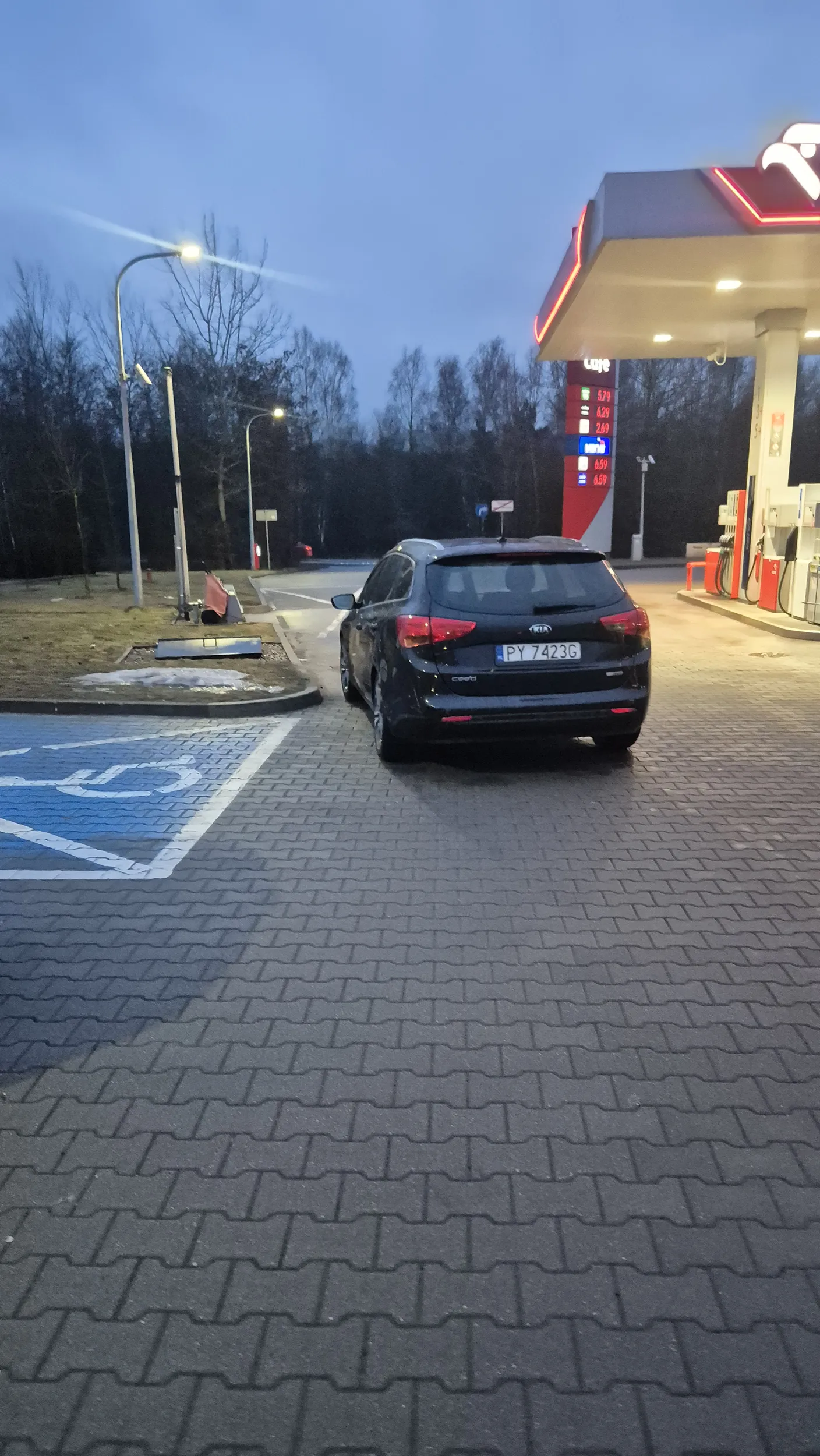 Fujara zastawił wjazd na parking dla niepełnosprawnych bo musiał stanąć blisko paczkomatu.