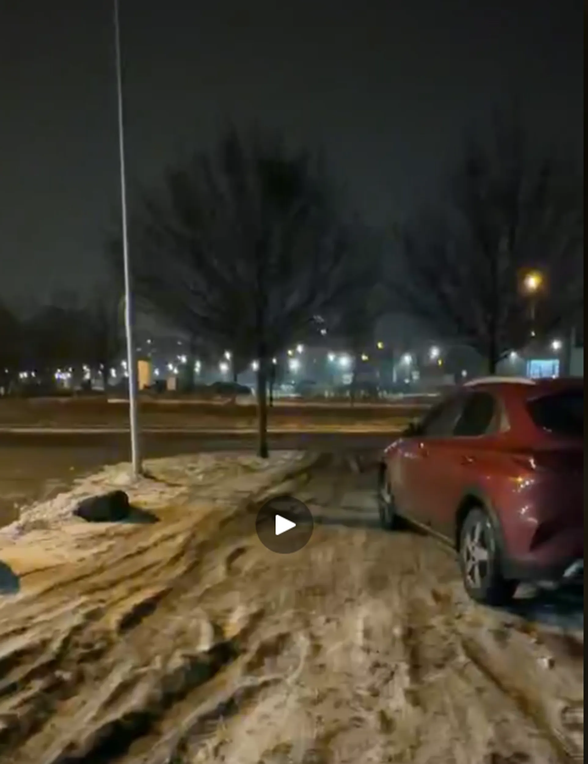 Kierowca ewidentnie bez wyobraźni, zablokował wyjazd pod Termami ponad 15 autom :))