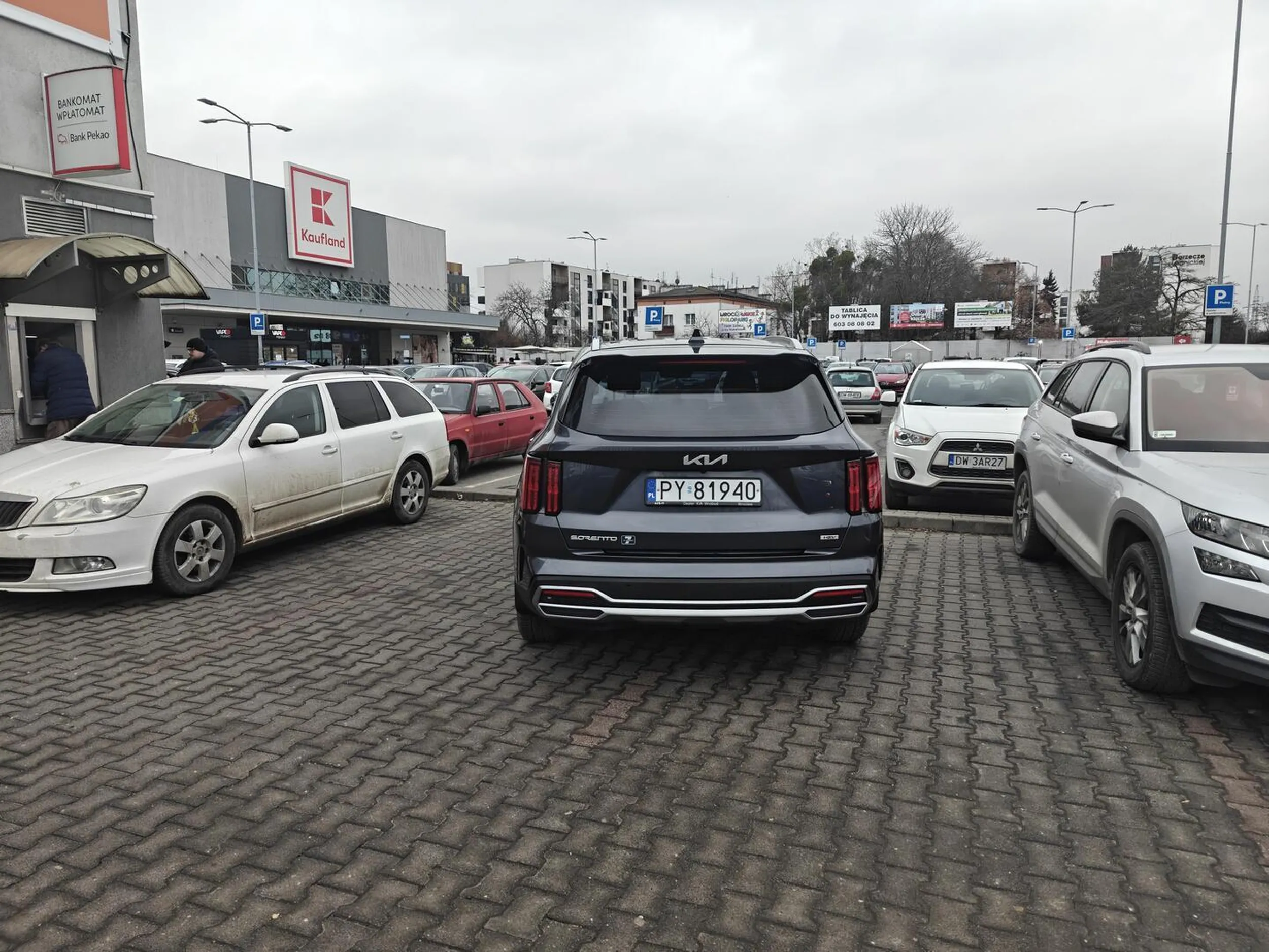 Pan ważny, stwierdził, że zajmie dwa miejsca na obleganym parkingu banku, bo on "tylko na 3 min". Mimo upomnienia unosi się, że nie przeparkuje. Burak, Król, najważniejszy.