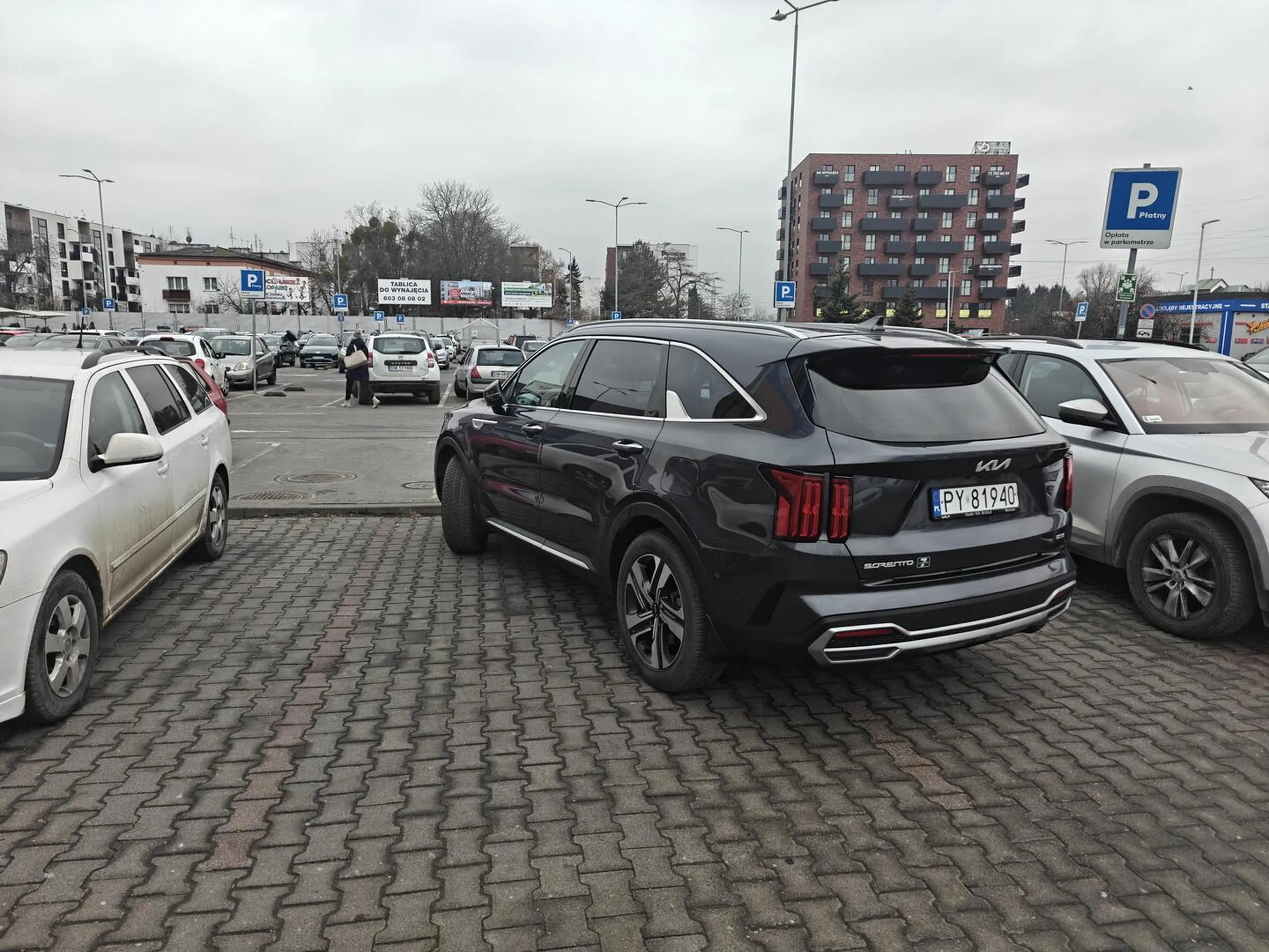Pan ważny, stwierdził, że zajmie dwa miejsca na obleganym parkingu banku, bo on "tylko na 3 min". Mimo upomnienia unosi się, że nie przeparkuje. Burak, Król, najważniejszy.