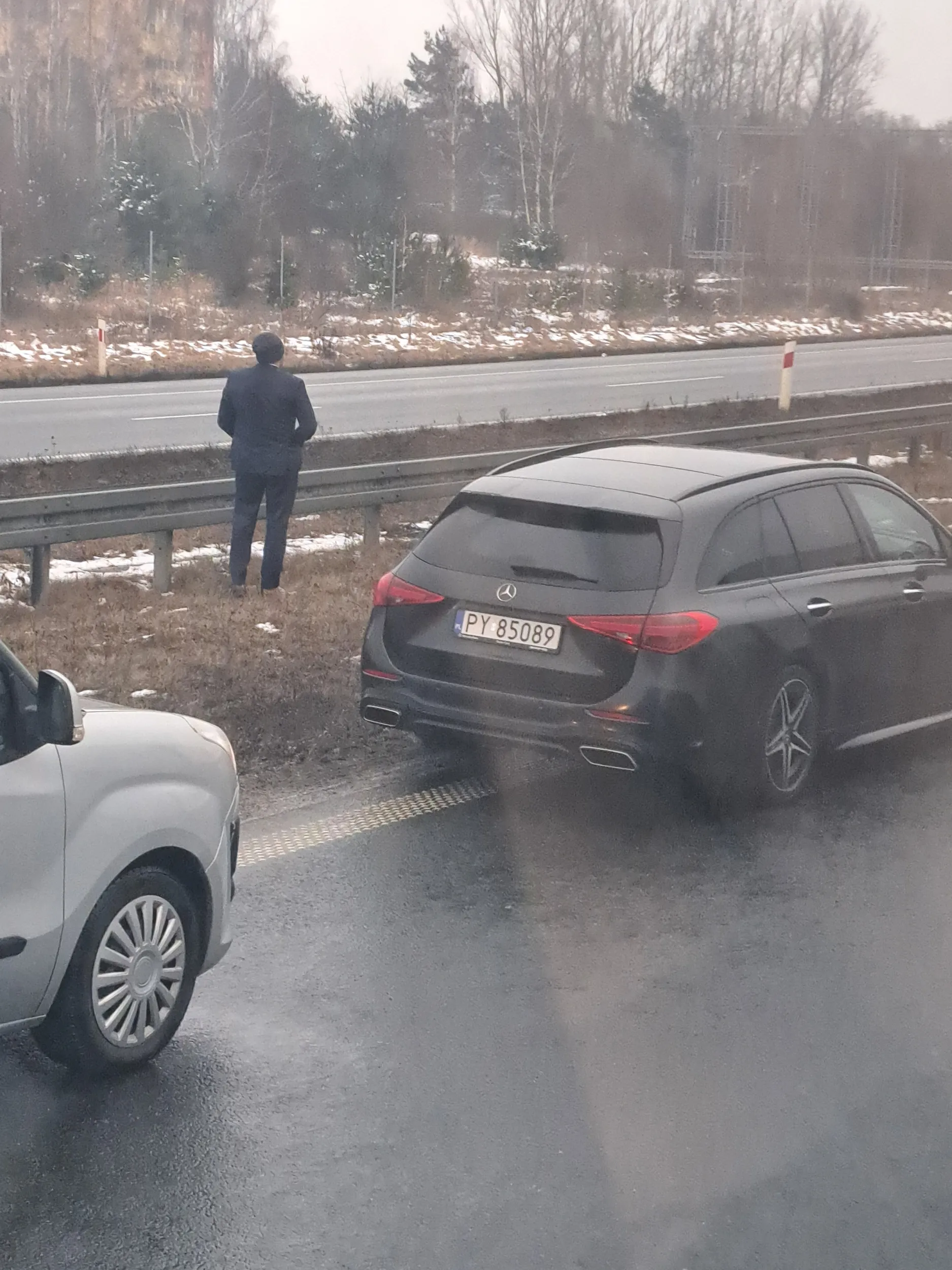 Pan z samochodu jak największy brudas i szczaniec sikał blisko drogi. A konkretnie na trawce ale i tak blisko ulicy. Rozumiem sikaniem w lesie ale w korku?!! Sika się w domu w zamknitej toalecie nie na Windowni. Obrzydliwy widok. Pan jest beszcelny!!!!