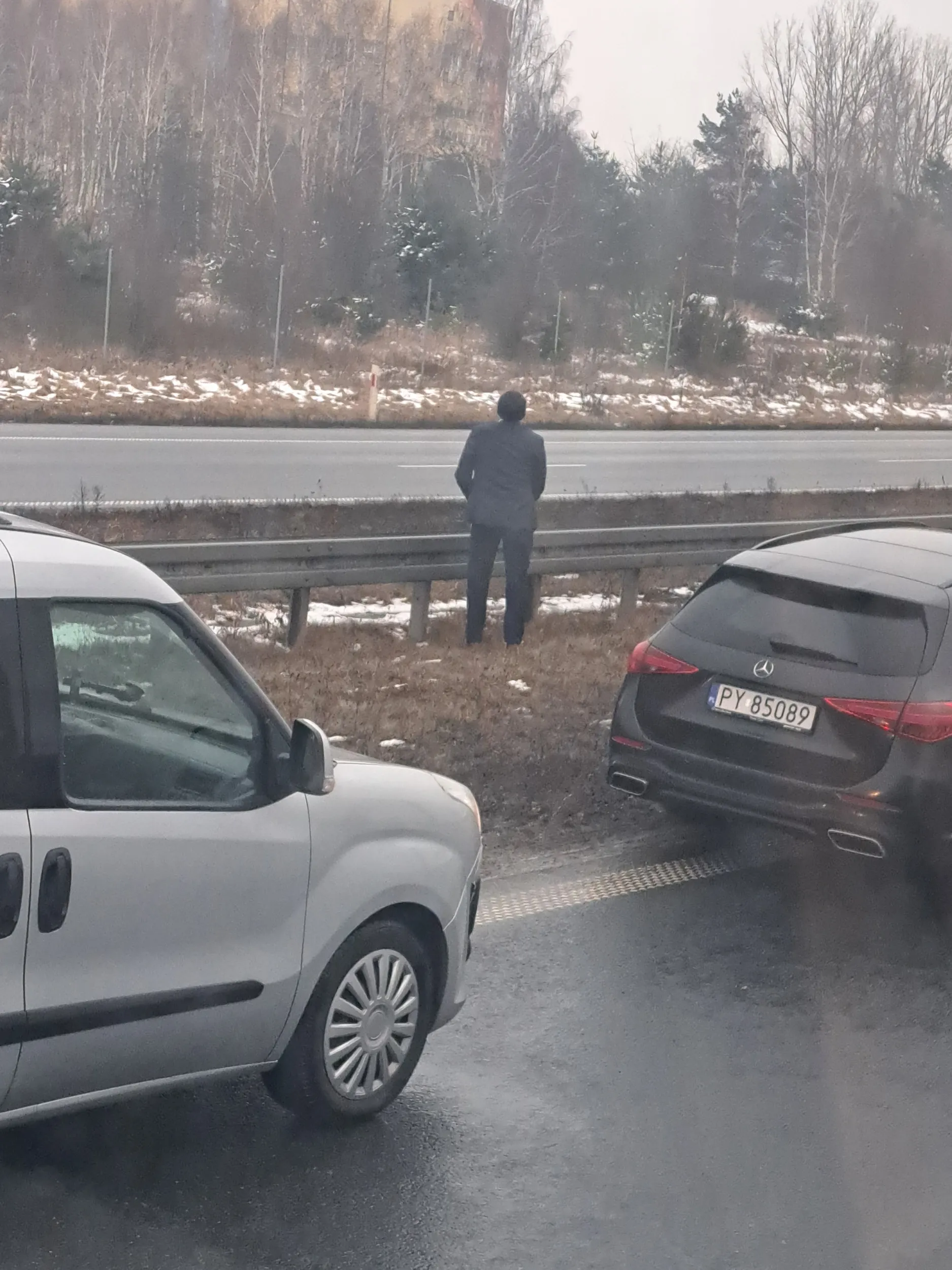 Pan z samochodu jak największy brudas i szczaniec sikał blisko drogi. A konkretnie na trawce ale i tak blisko ulicy. Rozumiem sikaniem w lesie ale w korku?!! Sika się w domu w zamknitej toalecie nie na Windowni. Obrzydliwy widok. Pan jest beszcelny!!!!