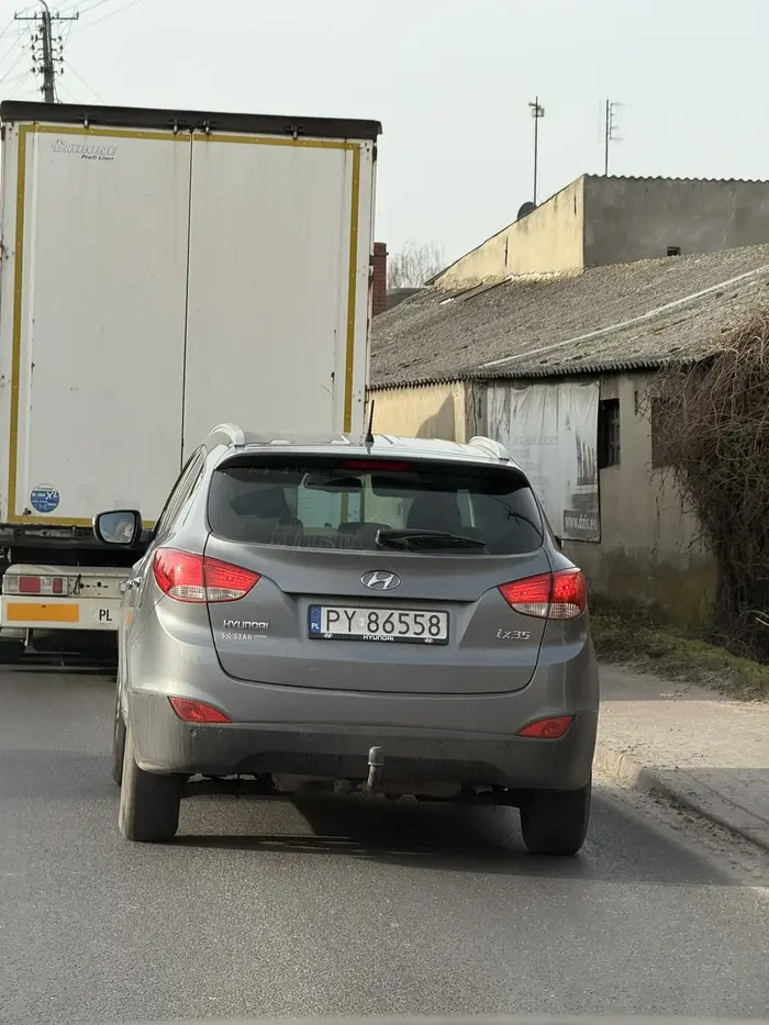 Niesamowicie agresywna jazda i nieumiejętne wyprzedzanie.