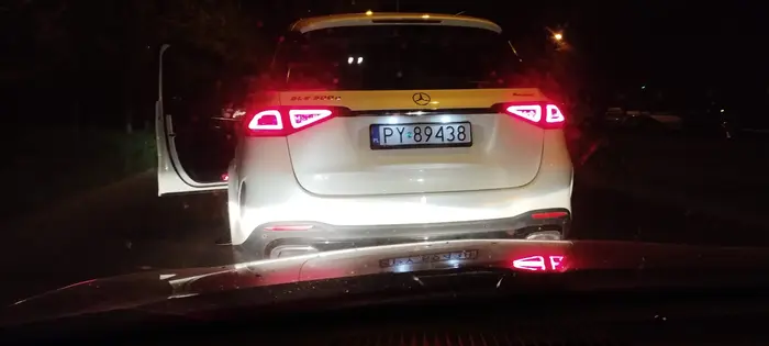 Uwaga , de**l za kierownicą