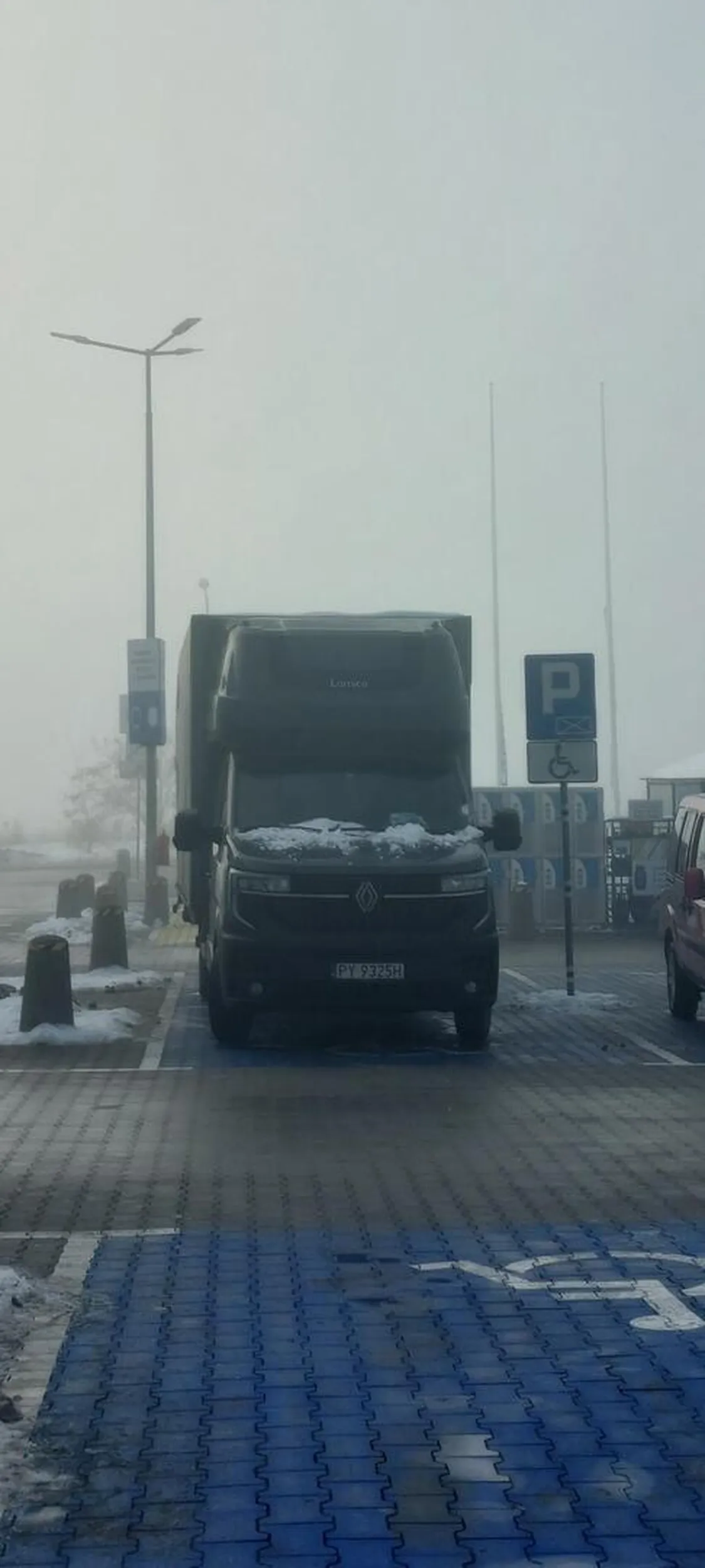 Przyznam rozbawiło dwa miesce zająć dla niepełnosprawnych gdy dookoła mnóstwo miejsc wolnych