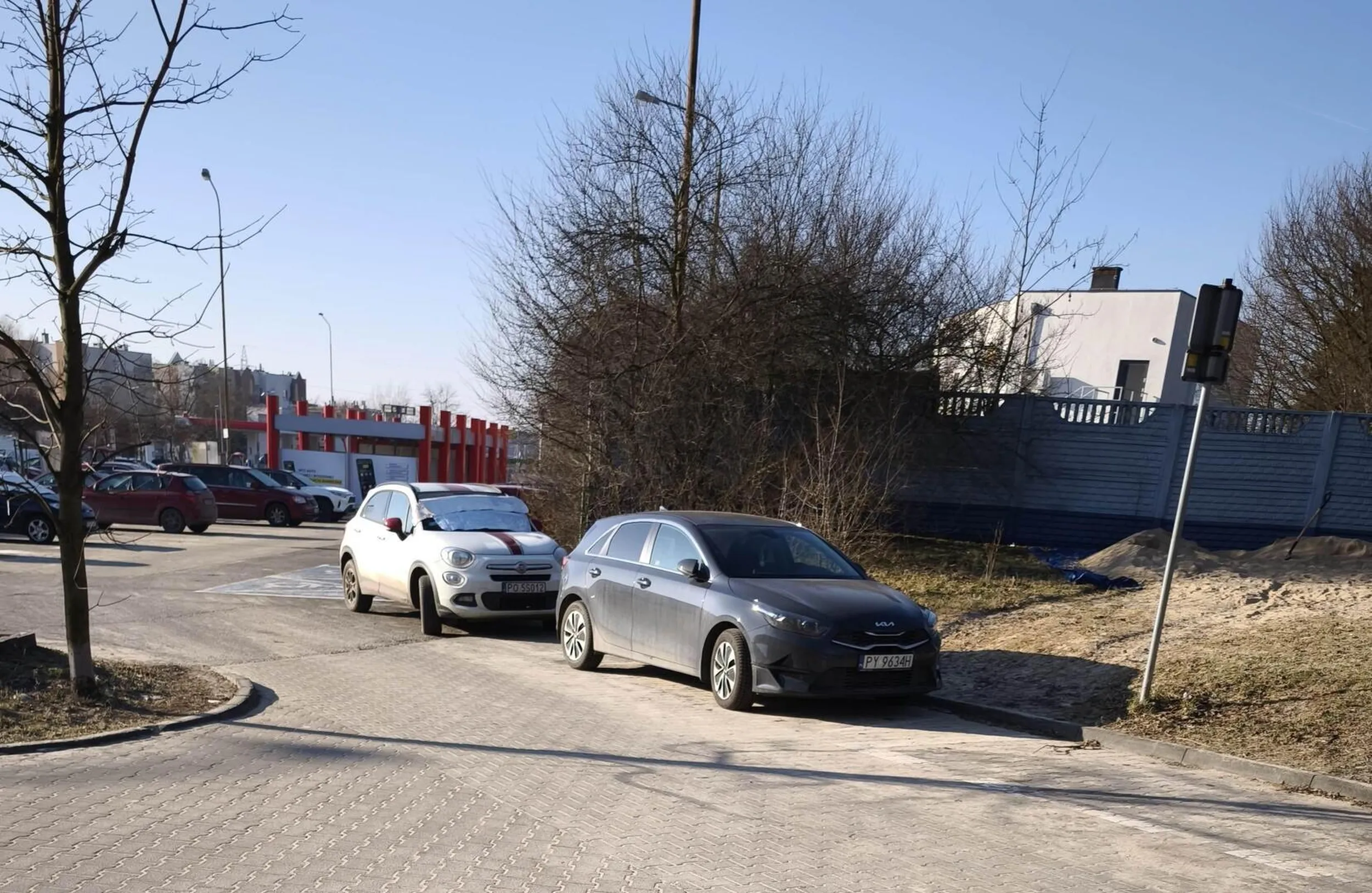 Parkowanie w przejezdzie poza wyznaczonym miejscem.