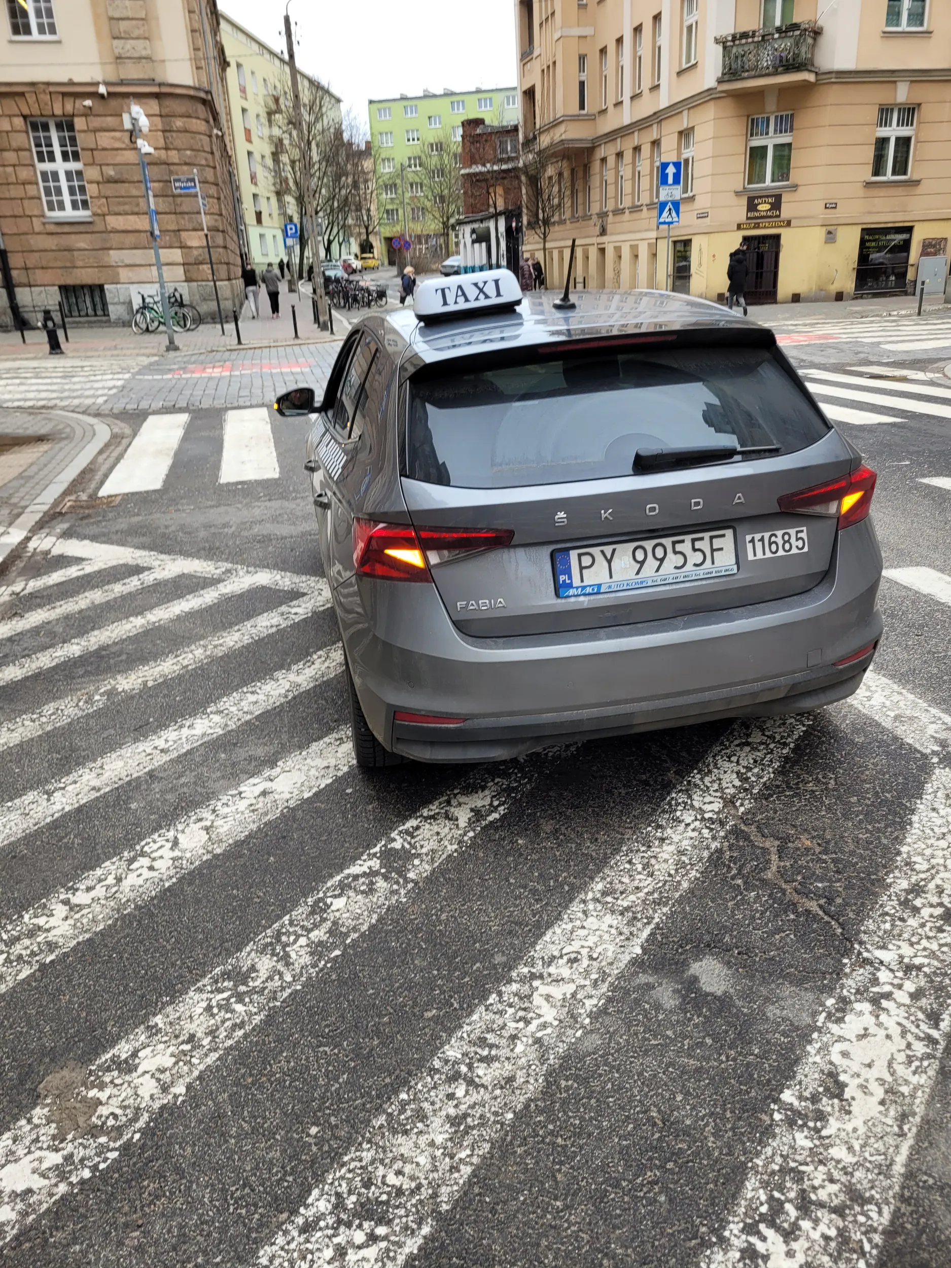 Chłop jeździ pod prąd, zastawia przejścia dla pieszych niby czekając na pasażera, który magicznie nigdy nie przychodzi. Na prośby o wycofanie paru metrów o tyłu reaguje wulgaryzmami i groźbami karalnymi. Prawdopodobnie nie posiada prawa jazdy.