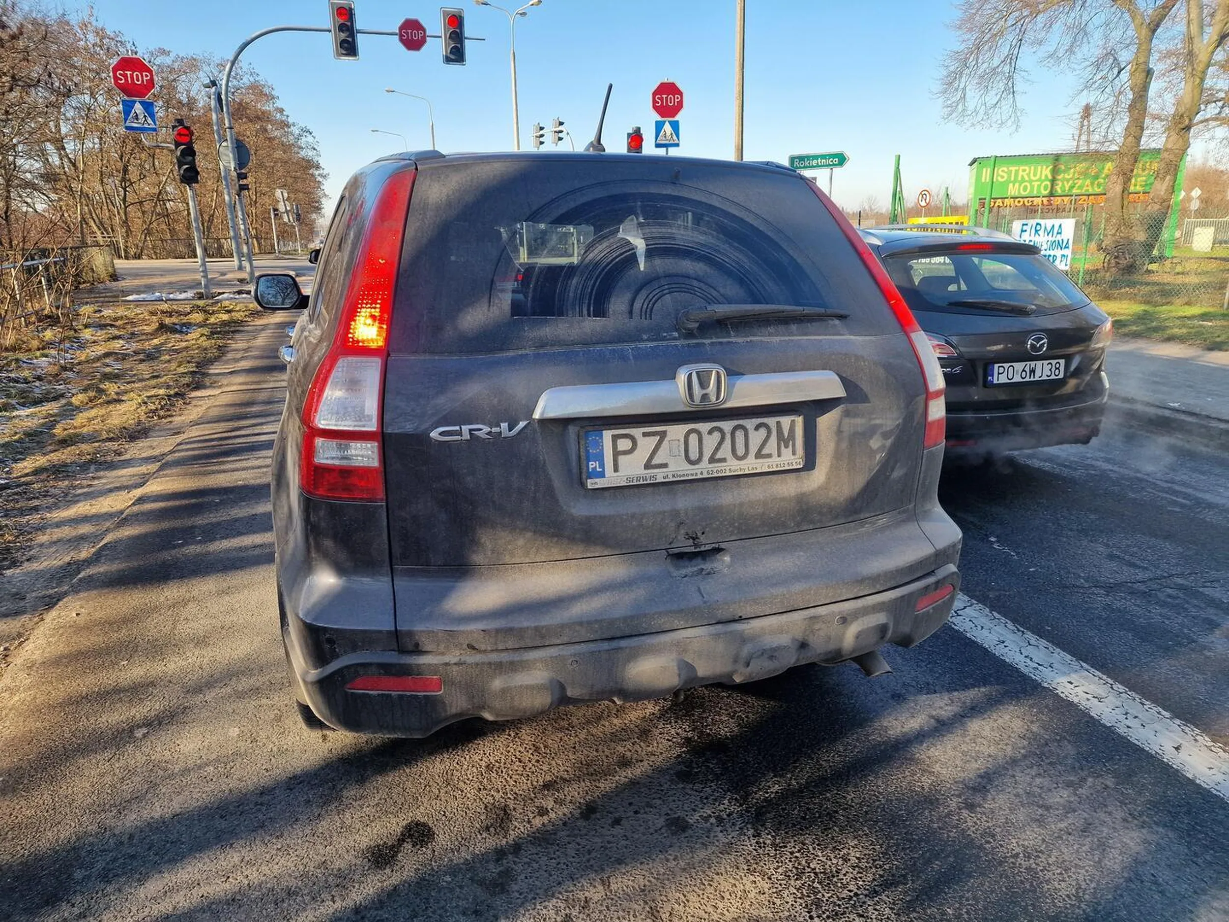 Proszę uważać na starszego Pana w tym samochodzie. W dniu 20.01.2026 na drodze DK92 w stronę Tarnowa Podgórnego kierowca Hondy nie upewnił się o możliwości zmiany pasa z prawego na lewy zmuszając mnie do awaryjnego hamowania oraz częściowego zjazdu na pas zieleni w celu uniknięcia kolizji. Po zwróceniu Panu uwagi na najbliższej sygnalizacji świetlnej kierujący Hondą stwierdził, że przecież włączył kierunkowskaz (co w jego mniemaniu upoważnia do zmiany pasa) oraz próbował się usprawiedliwić prędkością z jaką ja się poruszałem. Serdecznie polecam udać się w niedalekiej przyszłości na badania okulistyczne oraz życzę więcej skupienia podczas kierowania samochodem, ponieważ nie każdy może mieć taki refleks jak ja. PS: Zmotywował mnie Pan do zakupu kamerki samochodowej...