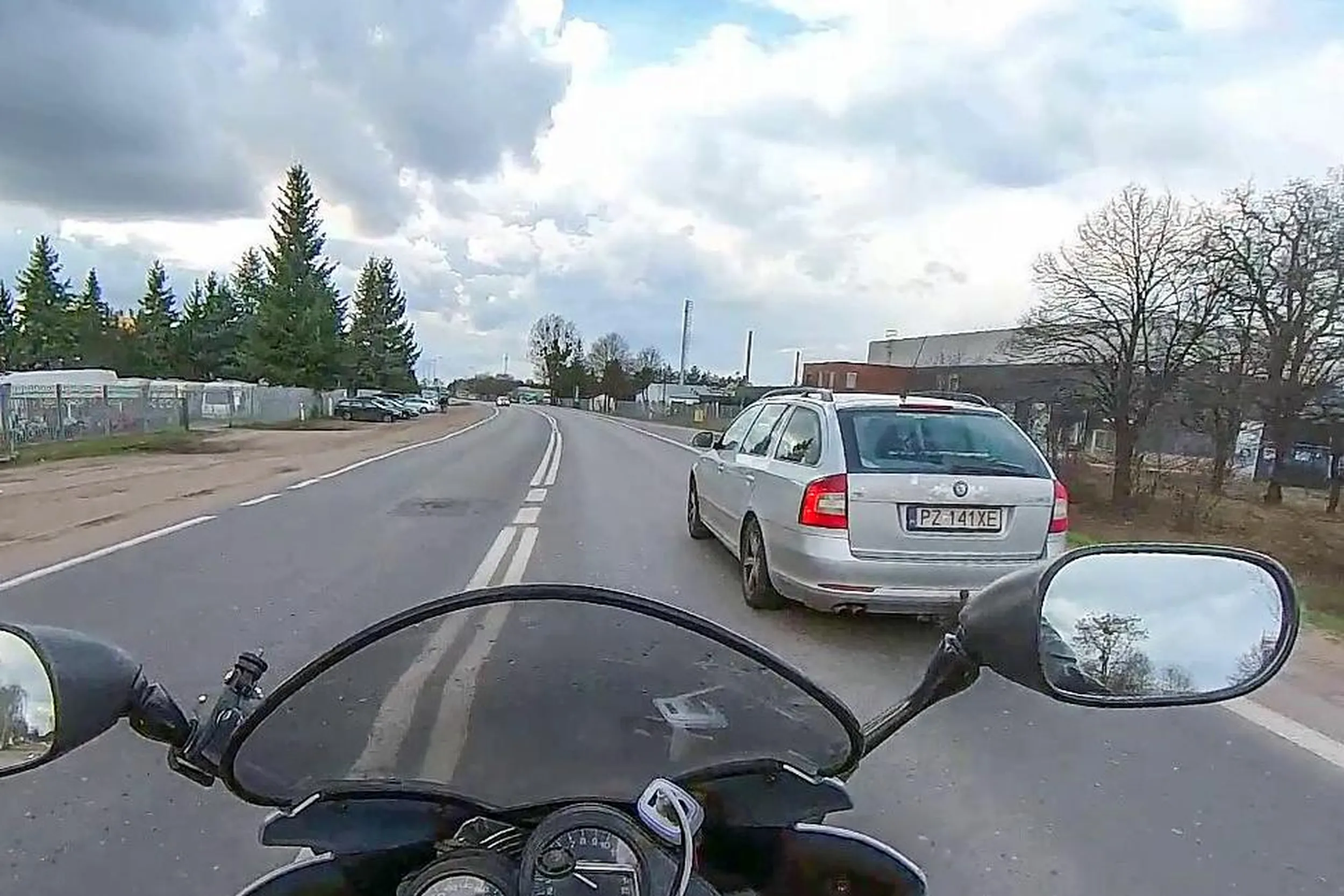 Uprzejmy kierowca względem motocyklistów - patrzy w lusterka, obserwuje drogę i robi miejsce, żeby się nam jechało sprawnie i bezpiecznie. Dziękuję i LwG!