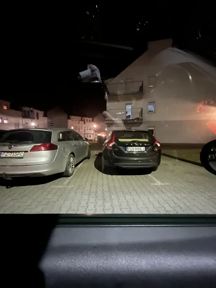 Notorycznie blokuje dwa miejsca parkingowe