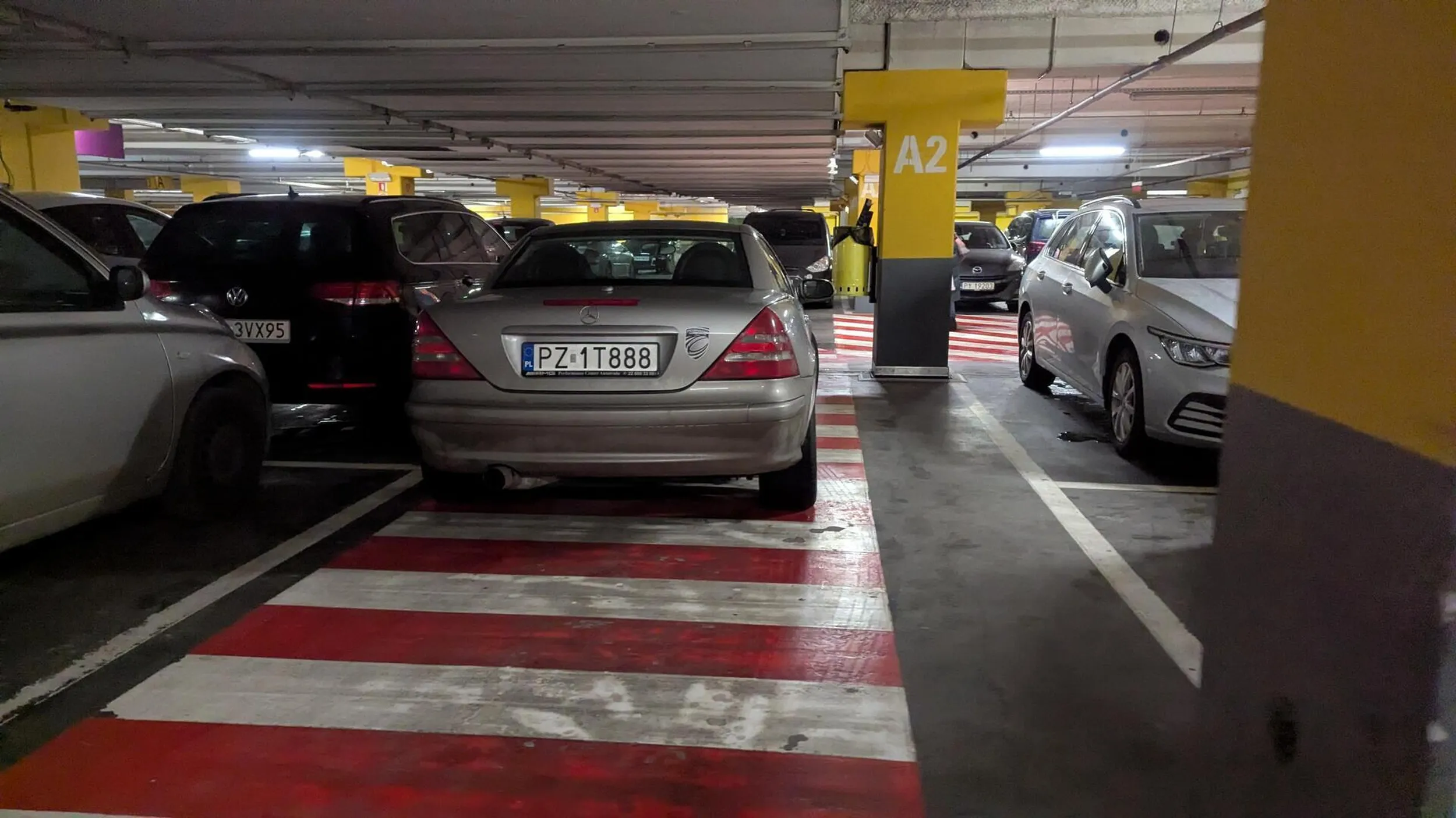 Bezmózgowie, które nie odróżnia miejsca parkingowego od przejścia... King Cross Marcelin 2.01.2026.jpg