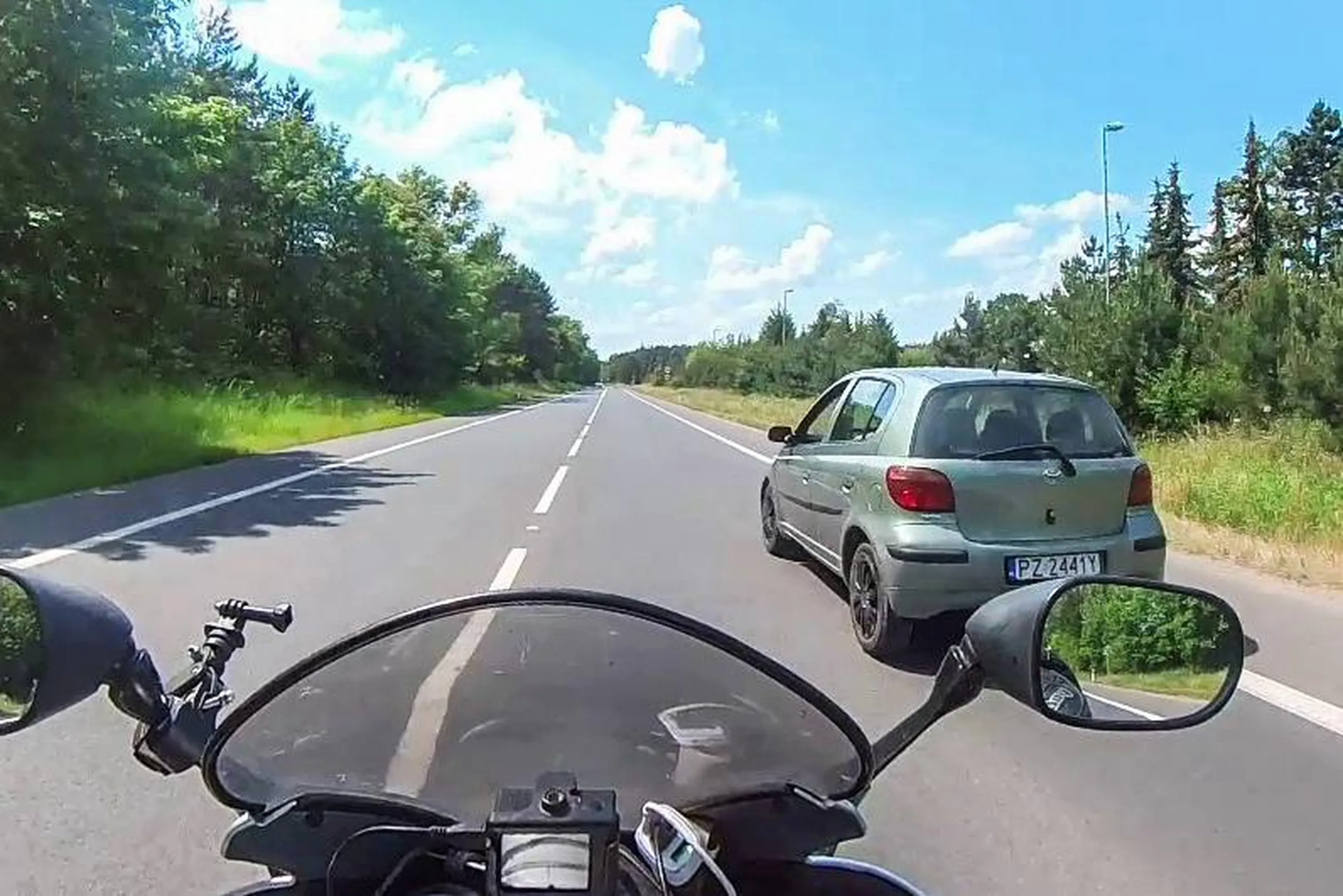 Uprzejmy kierowca względem motocyklistów - patrzy w lusterka, obserwuje drogę i robi miejsce na drodze, żeby się nam jechało sprawnie i bezpiecznie. Dziękuję i LwG!