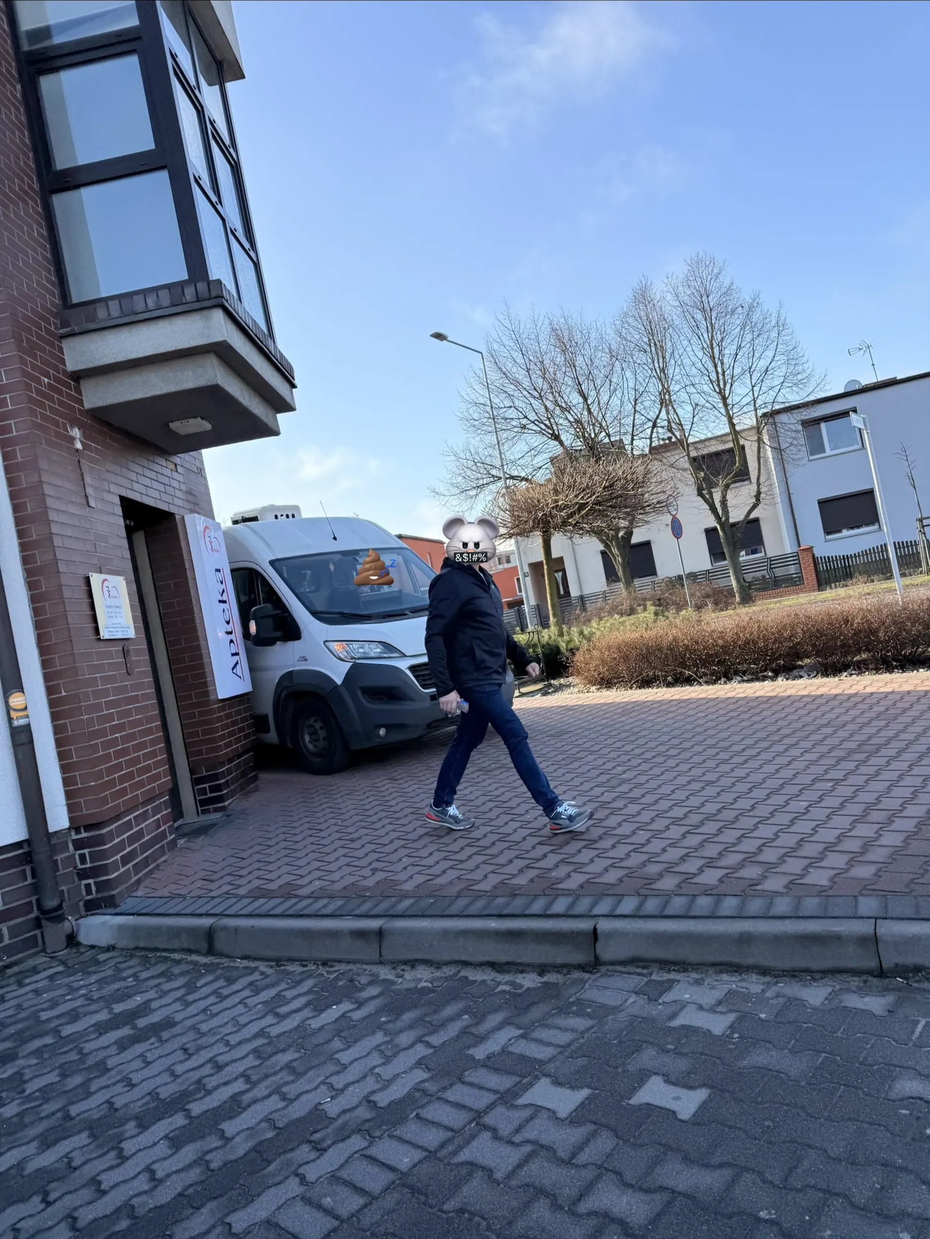 Grodzisk wlkp Wjazd po pasach na chodnik, codzienne dostawy do apteki. Dwa parkingi w promieniu 5m od miejsca postoju..