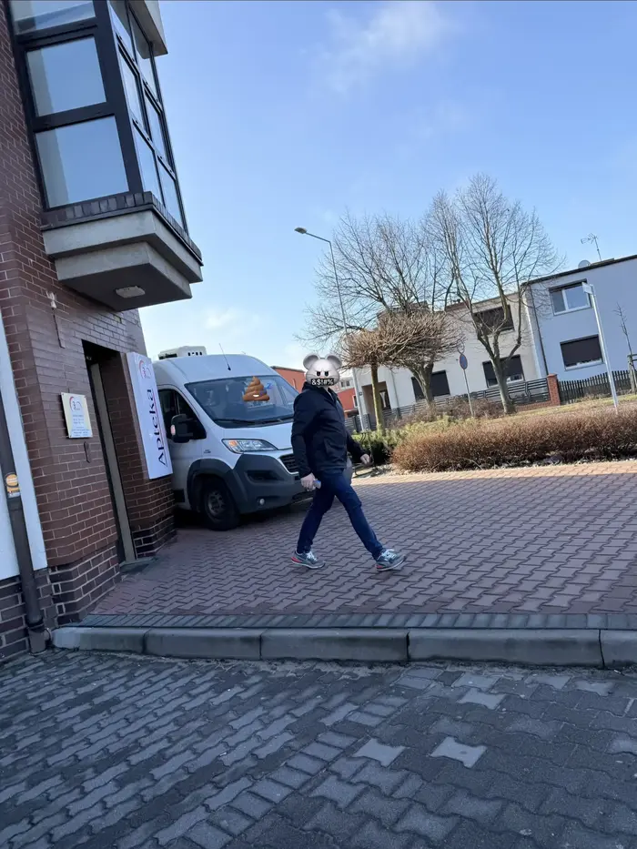 Grodzisk wlkp Wjazd po pasach na chodnik, codzienne dostawy do apteki. Dwa parkingi w promieniu 5m od miejsca postoju..