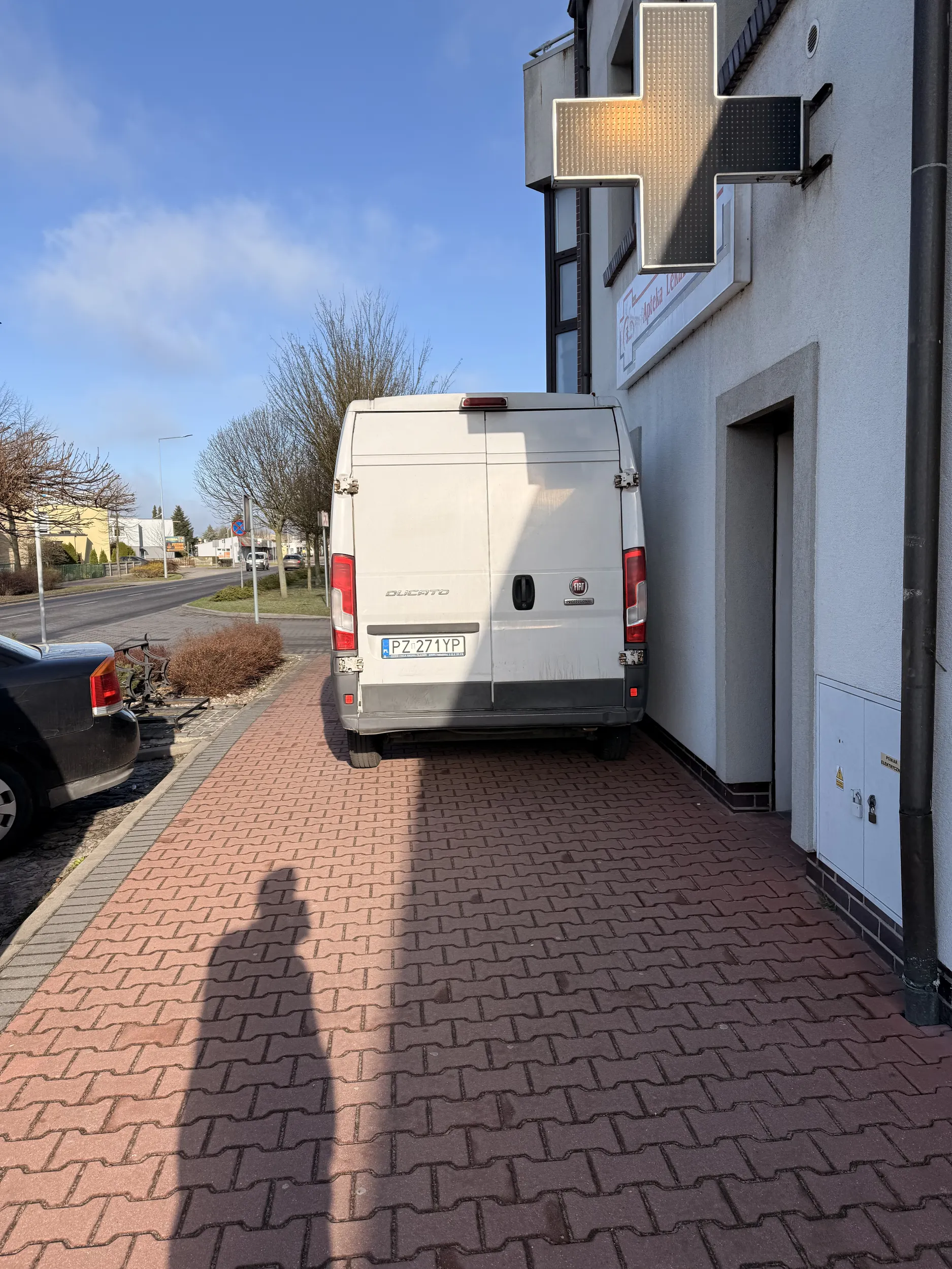 Grodzisk wlkp Wjazd po pasach na chodnik, codzienne dostawy do apteki. Dwa parkingi w promieniu 5m od miejsca postoju..