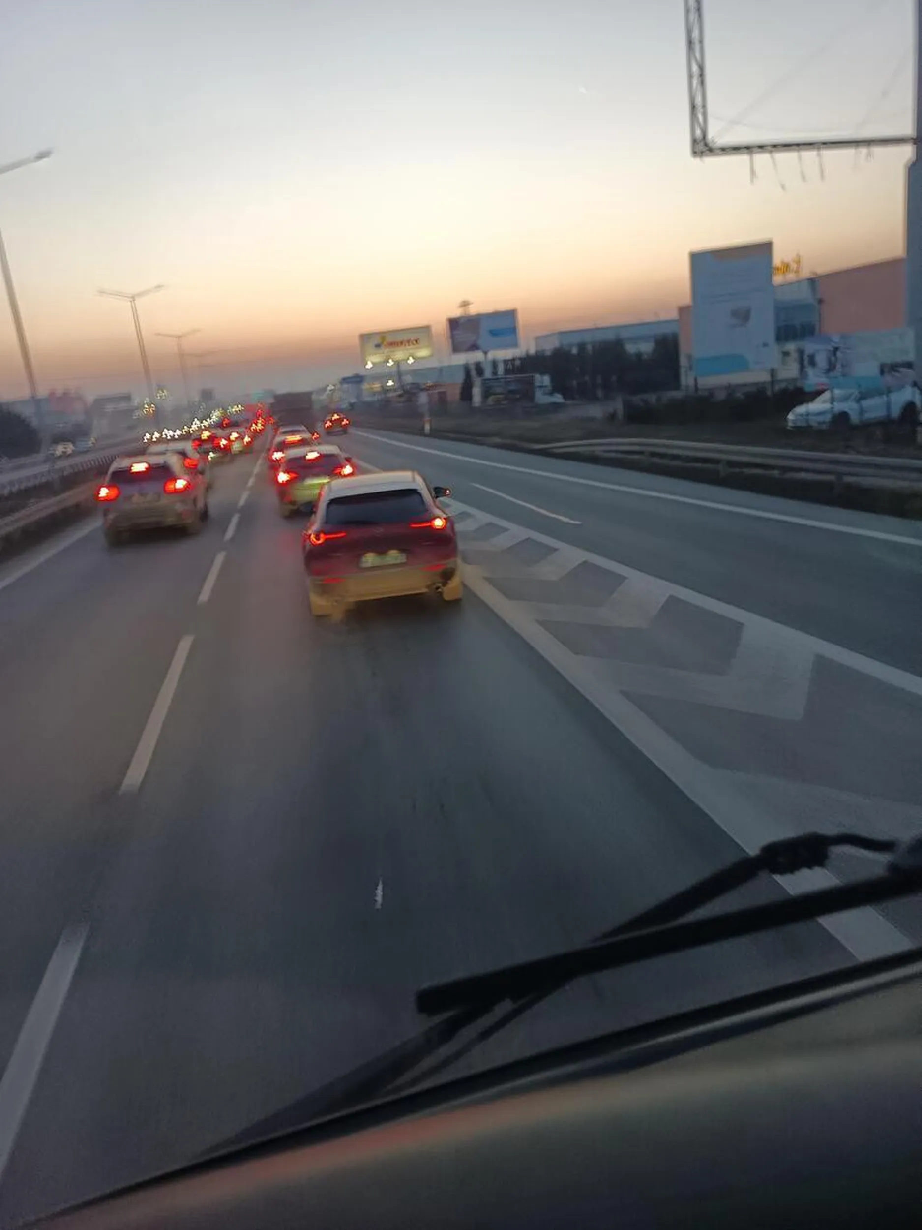 Najbardziej nie lubię takich cwaniaków, jest korek to czekasz ze wszystkimi równo a nie omijasz wyjazdem z autostrady.