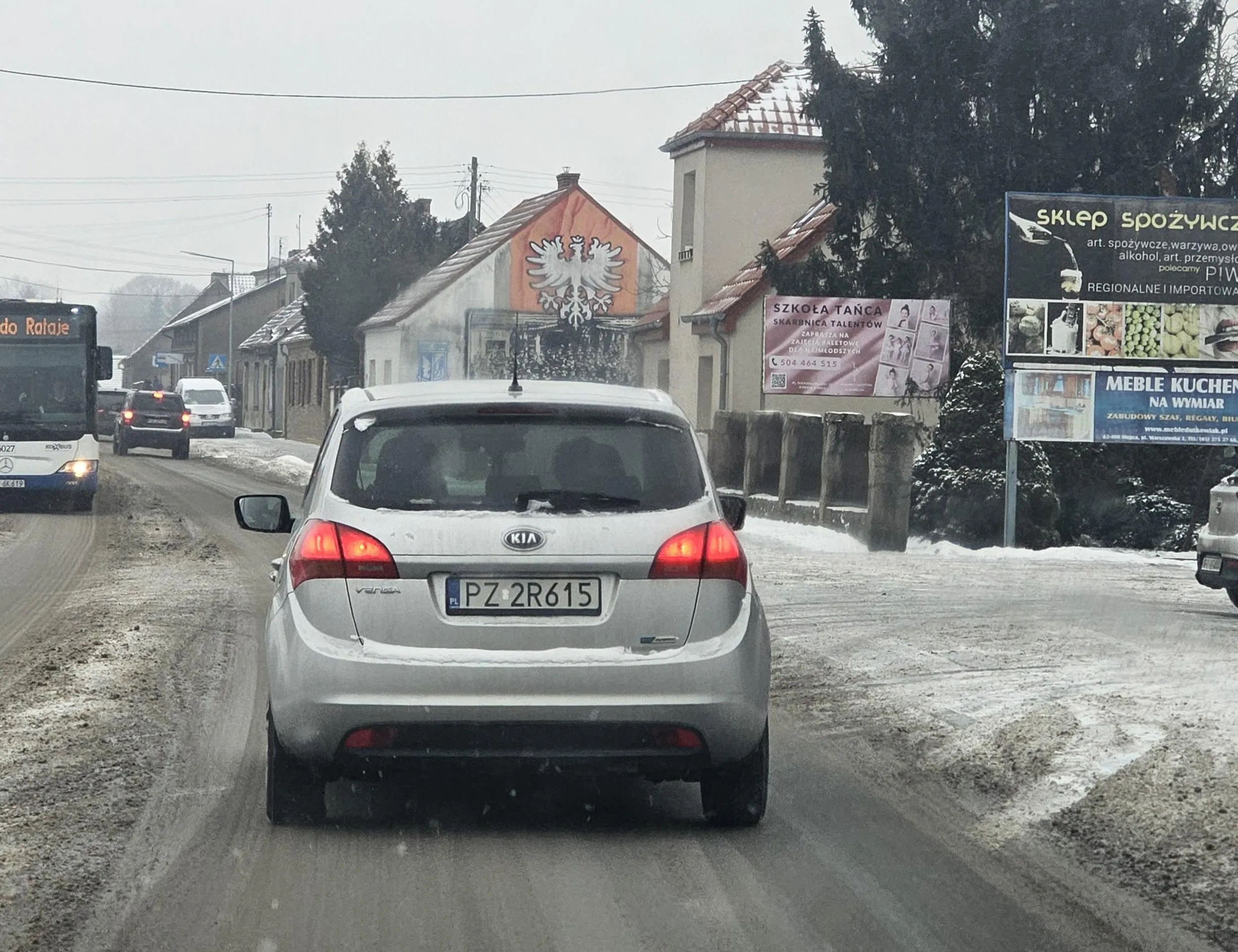Szanowna Pani, jest Pani zagrożeniem na drodze. Dla siebie, swojego pasażera jak i dla innych użytkowników dróg. Polecam skorzystać z kursu doszkalającego jazdę lub odpuścić kierowanie samochodem.