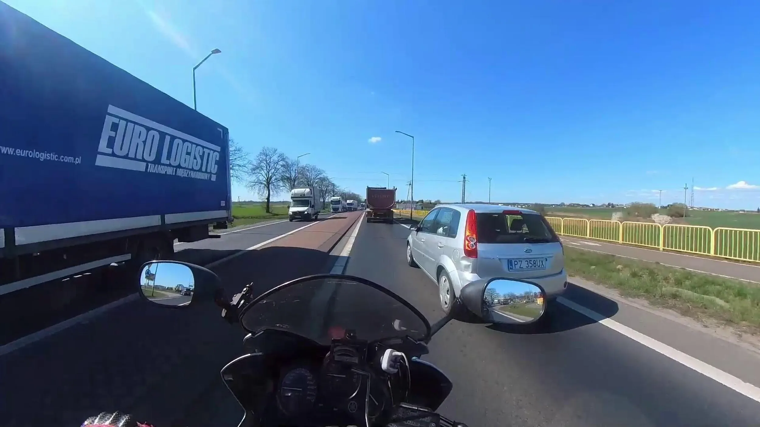 Uprzejmy kierowca - robi miejsce motocyklistom. Dziękuję i LwG!