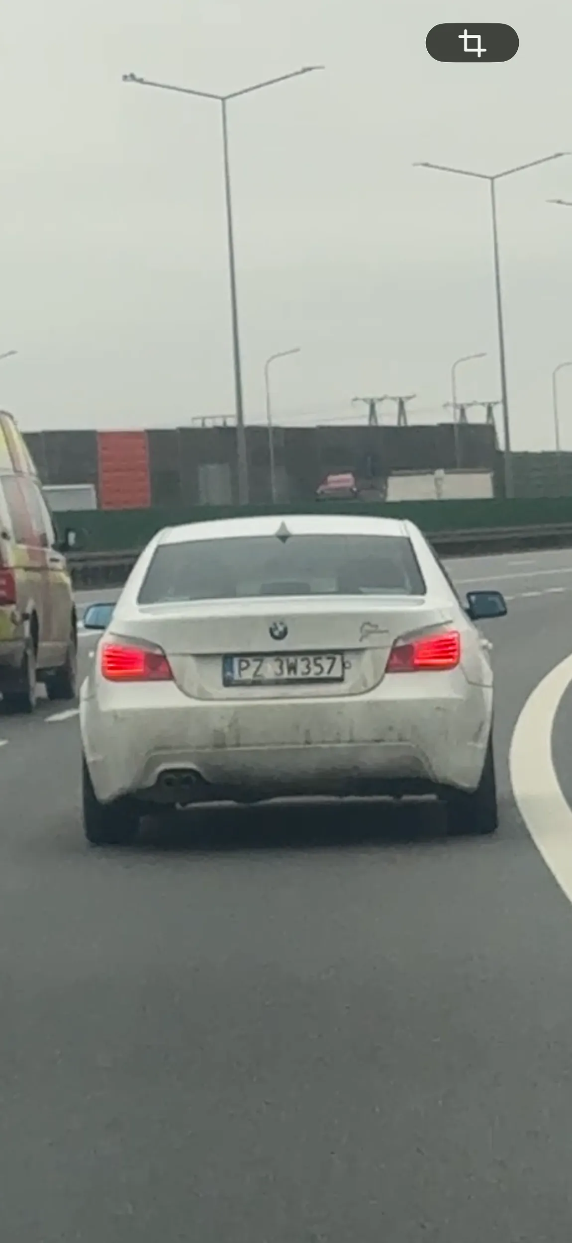 Wyprzedza bez kierunków zajeżdża drogę