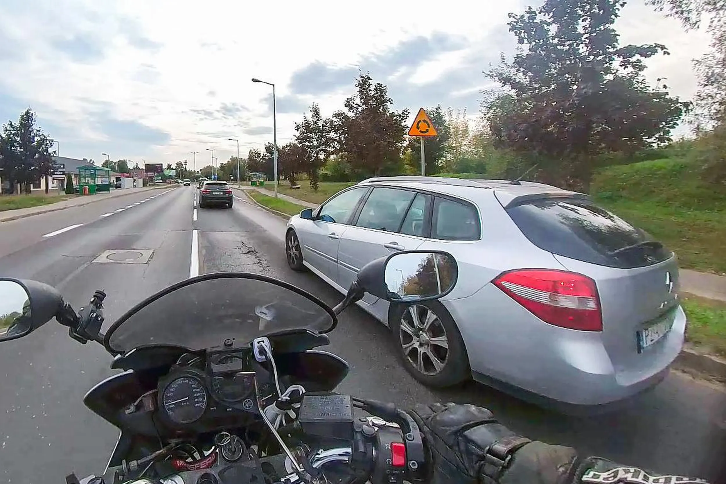 Uprzejmy kierowca względem motocyklistów - patrzy w lusterka, obserwuje drogę i robi miejsce, żeby się nam jechało sprawnie i bezpiecznie. Dziękuję i LwG!