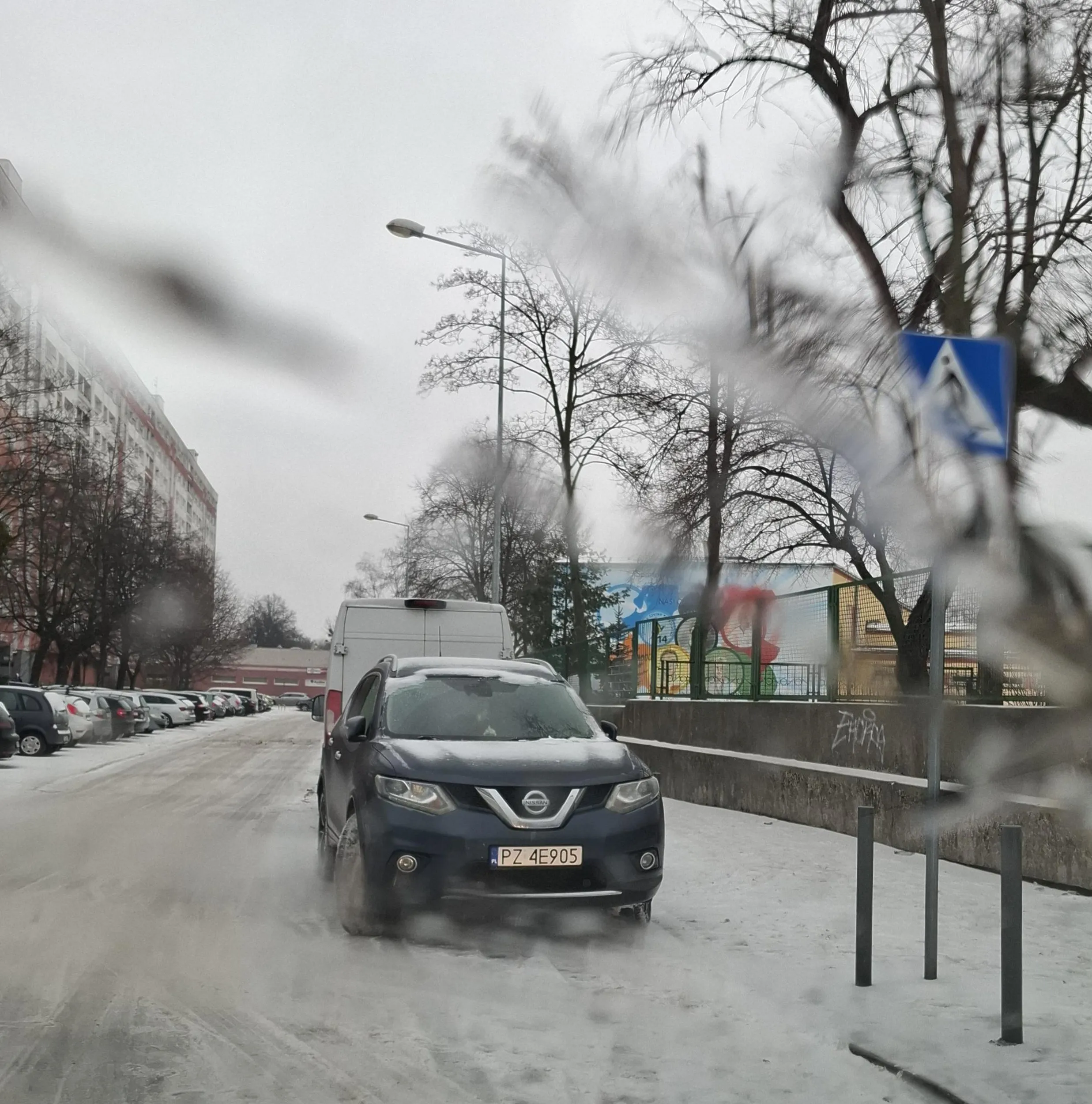 Niestety z braku czasu nie miałem jak zgłosić. Ale wiadomo, jak śnieg pada to można zaparkować na samym środku przejścia dla pieszych