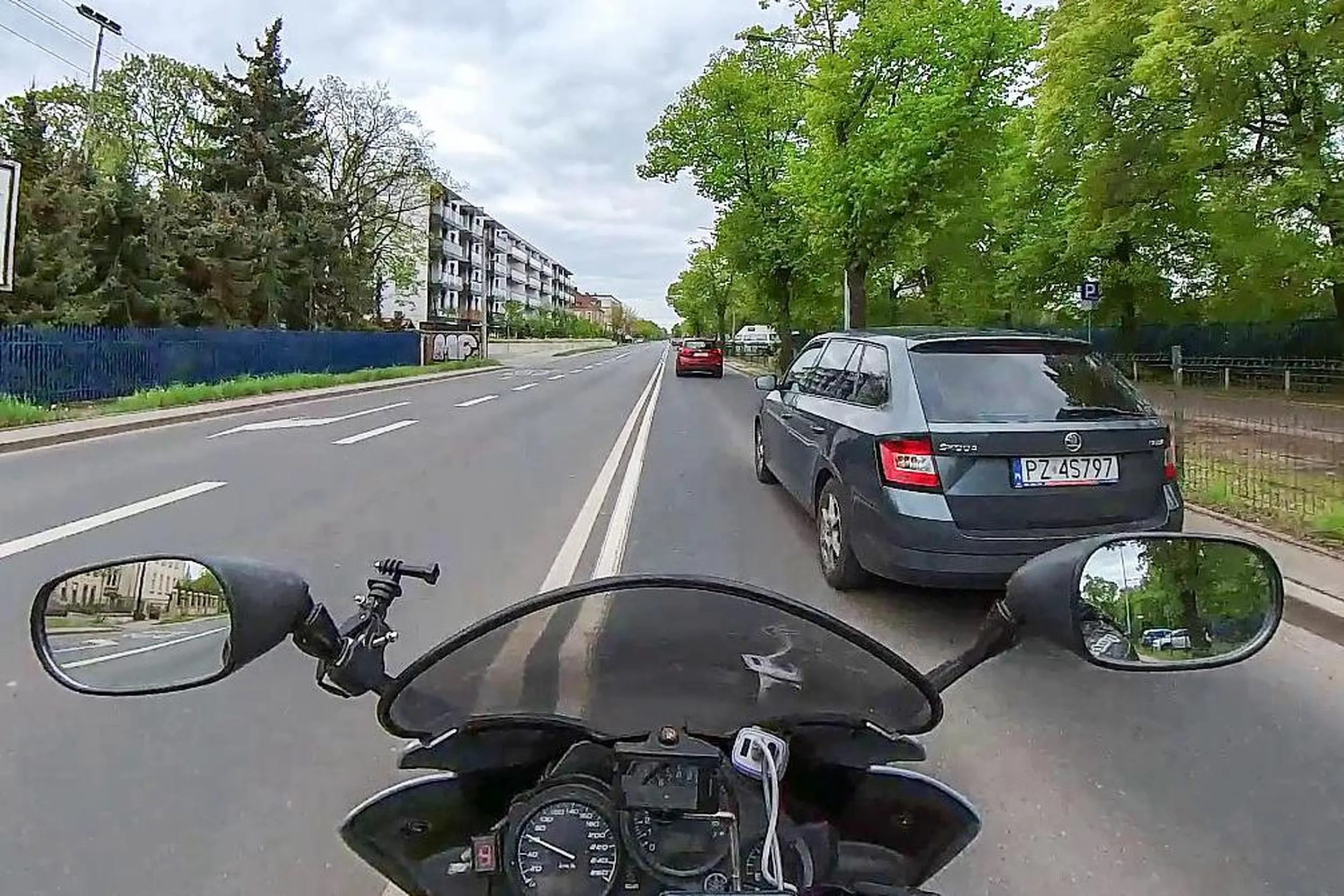 Uprzejmy kierowca względem motocyklistów - patrzy w lusterka, obserwuje drogę i robi miejsce, żeby się nam jechało sprawnie i bezpiecznie. Dziękuję i LwG!