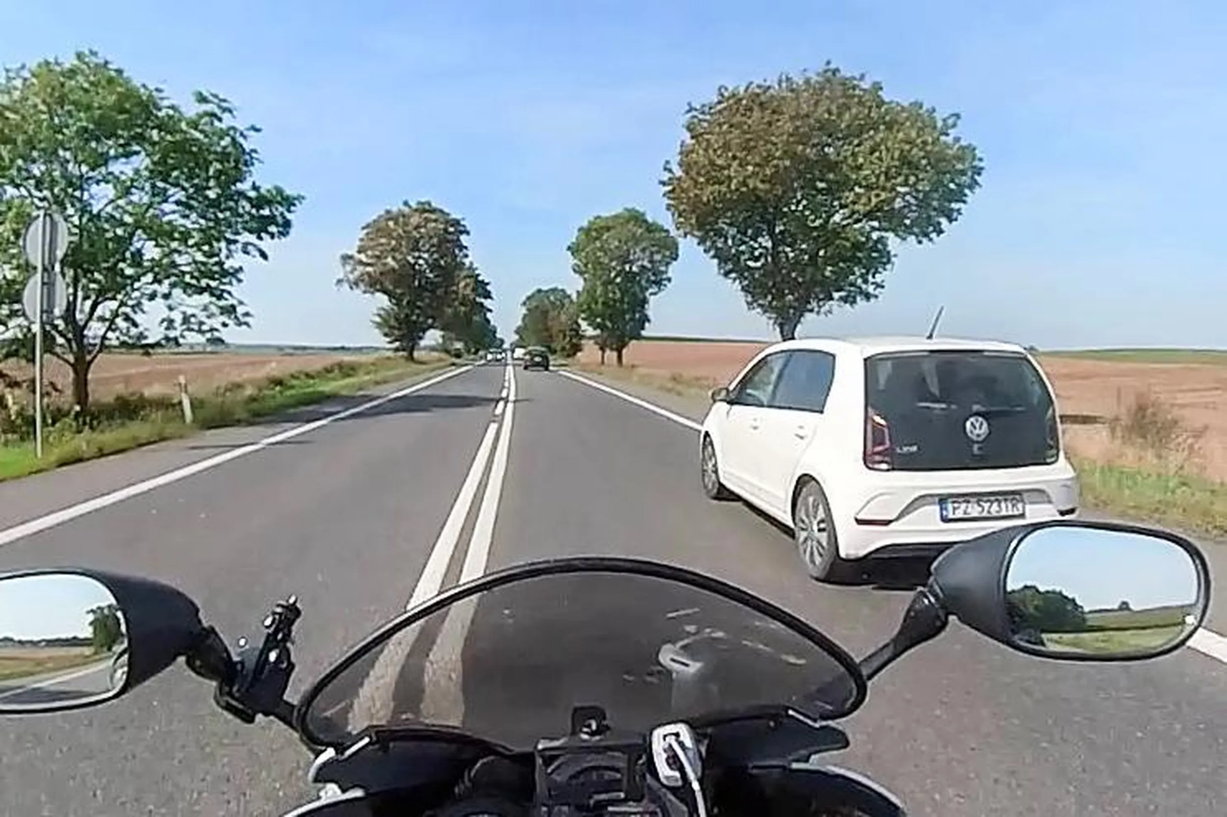 Uprzejmy kierowca względem motocyklistów - patrzy w lusterka, obserwuje drogę i robi miejsce, żeby się nam jechało sprawnie i bezpiecznie. Dziękuję i LwG!