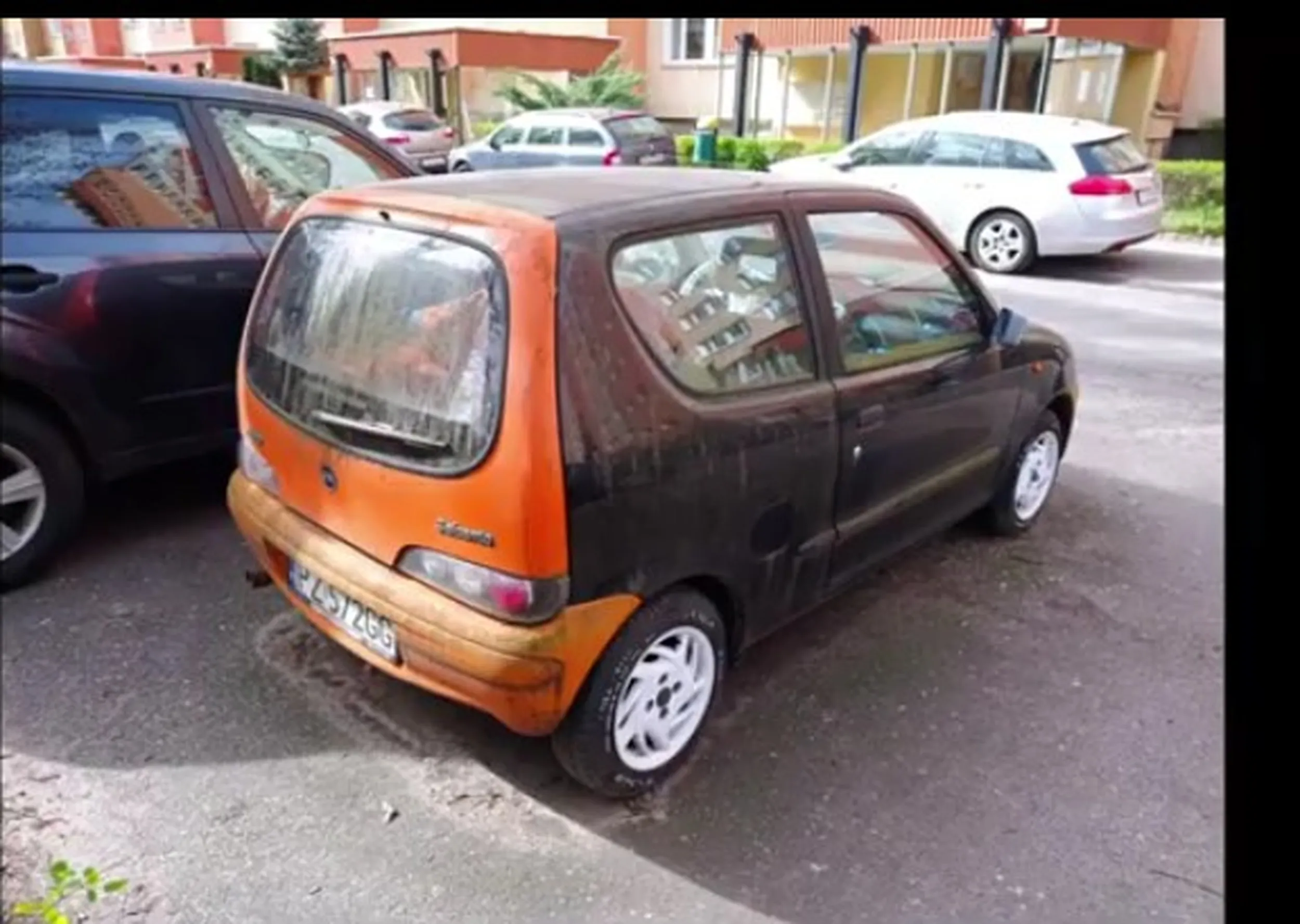 Porzucony fiat Seicento w Poznaniu stoi tam 2 lata trzeba go uratować żeby nie spleśniał  całkiem