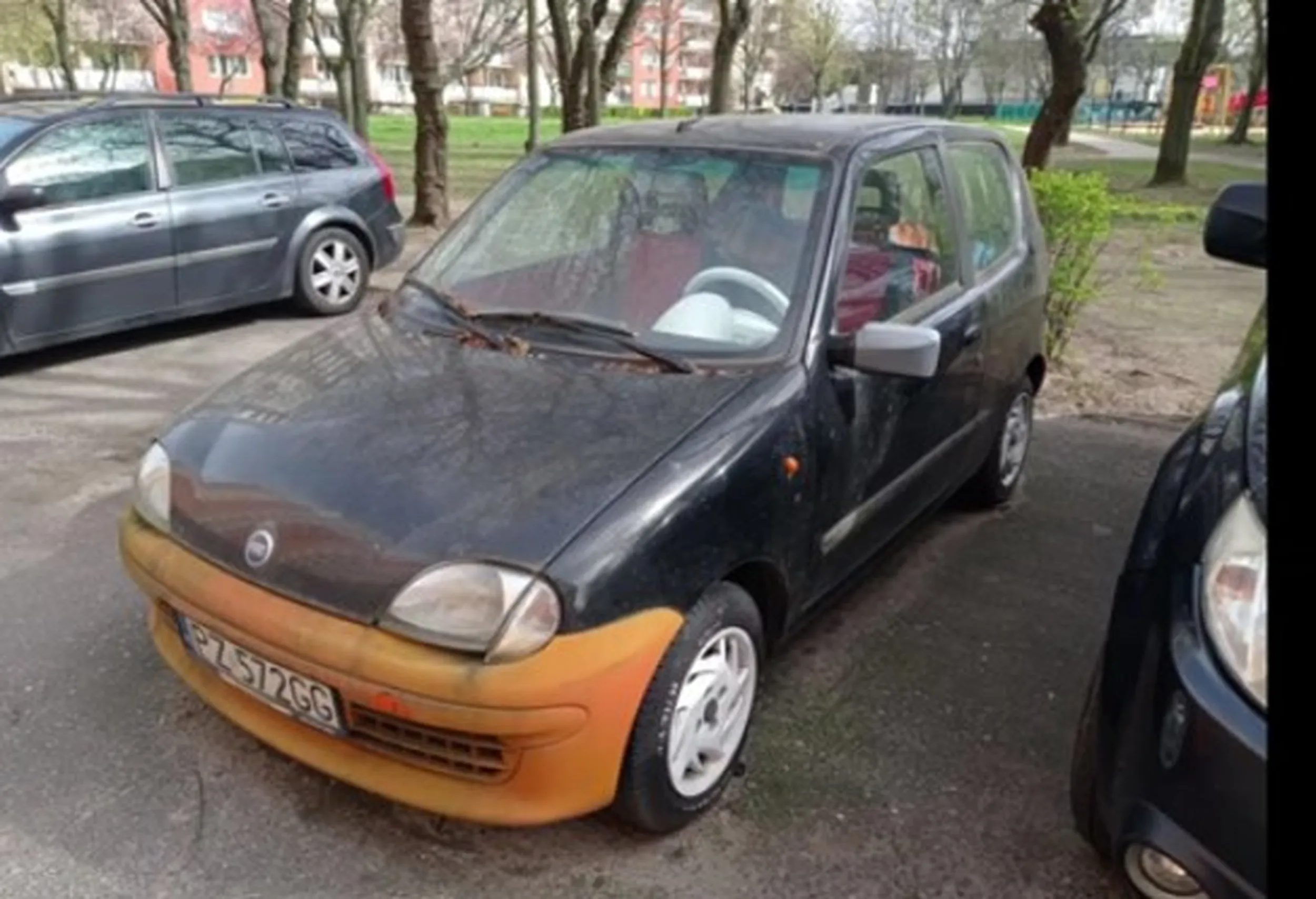 Porzucony fiat Seicento w Poznaniu stoi tam 2 lata trzeba go uratować żeby nie spleśniał  całkiem
