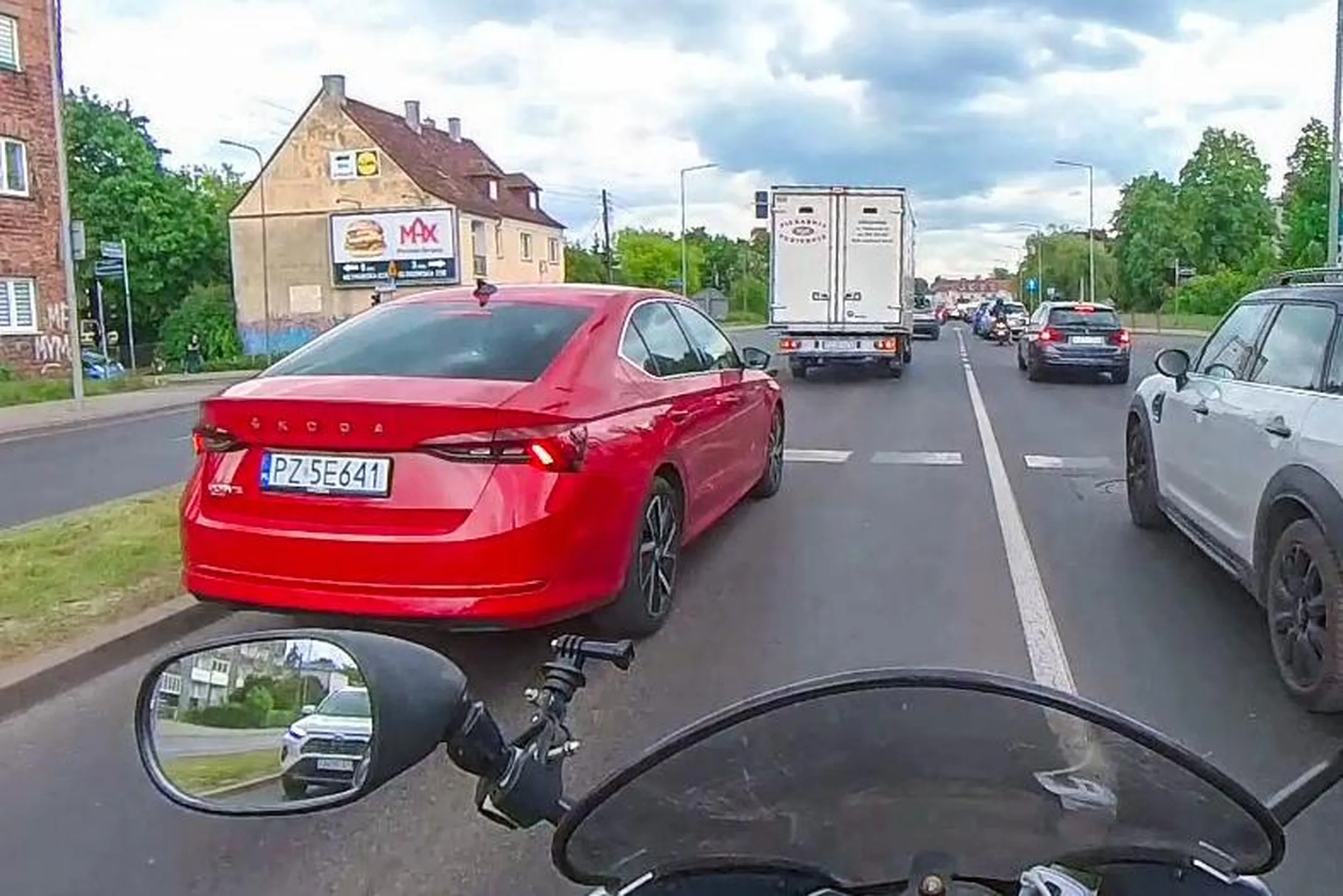 Bardzo uprzejmy kierowca względem motocyklistów - patrzy w lusterka, obserwuje drogę i na widok motocykla zrobił miejsce na drodze, żeby się nam jechało sprawnie i bezpiecznie. Dziękuję i LwG!