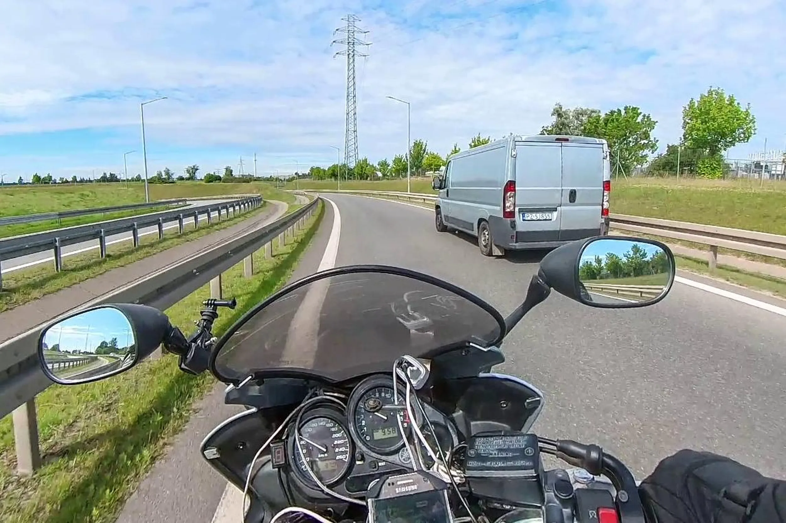 Uprzejmy kierowca względem motocyklistów - robi miejsce na drodze, żeby się nam jechało sprawnie i bezpiecznie. Dziękuję i LwG!